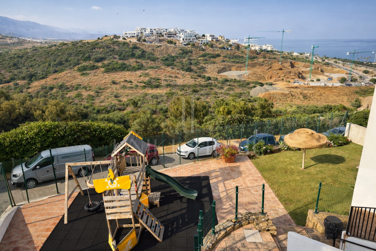BAJO CON PARCELA PRIVADA A POCOS A 5 MINUTOS DE LA PLAYA - BAHIA CASARES COSTA