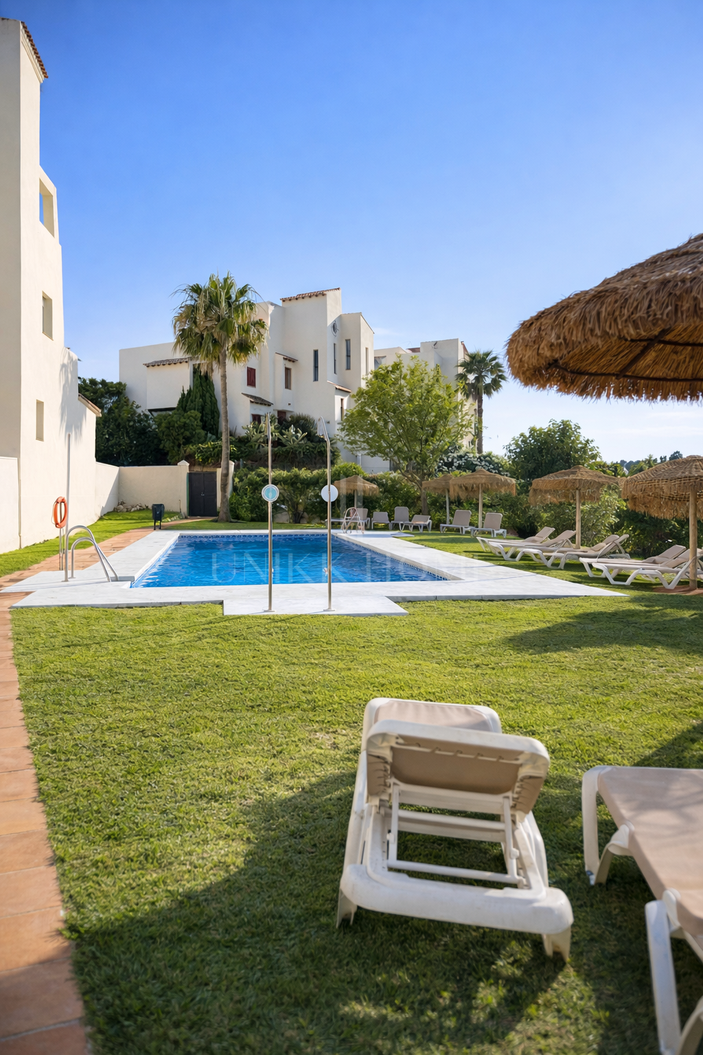 BAJO CON PARCELA PRIVADA A POCOS A 5 MINUTOS DE LA PLAYA - BAHIA CASARES COSTA