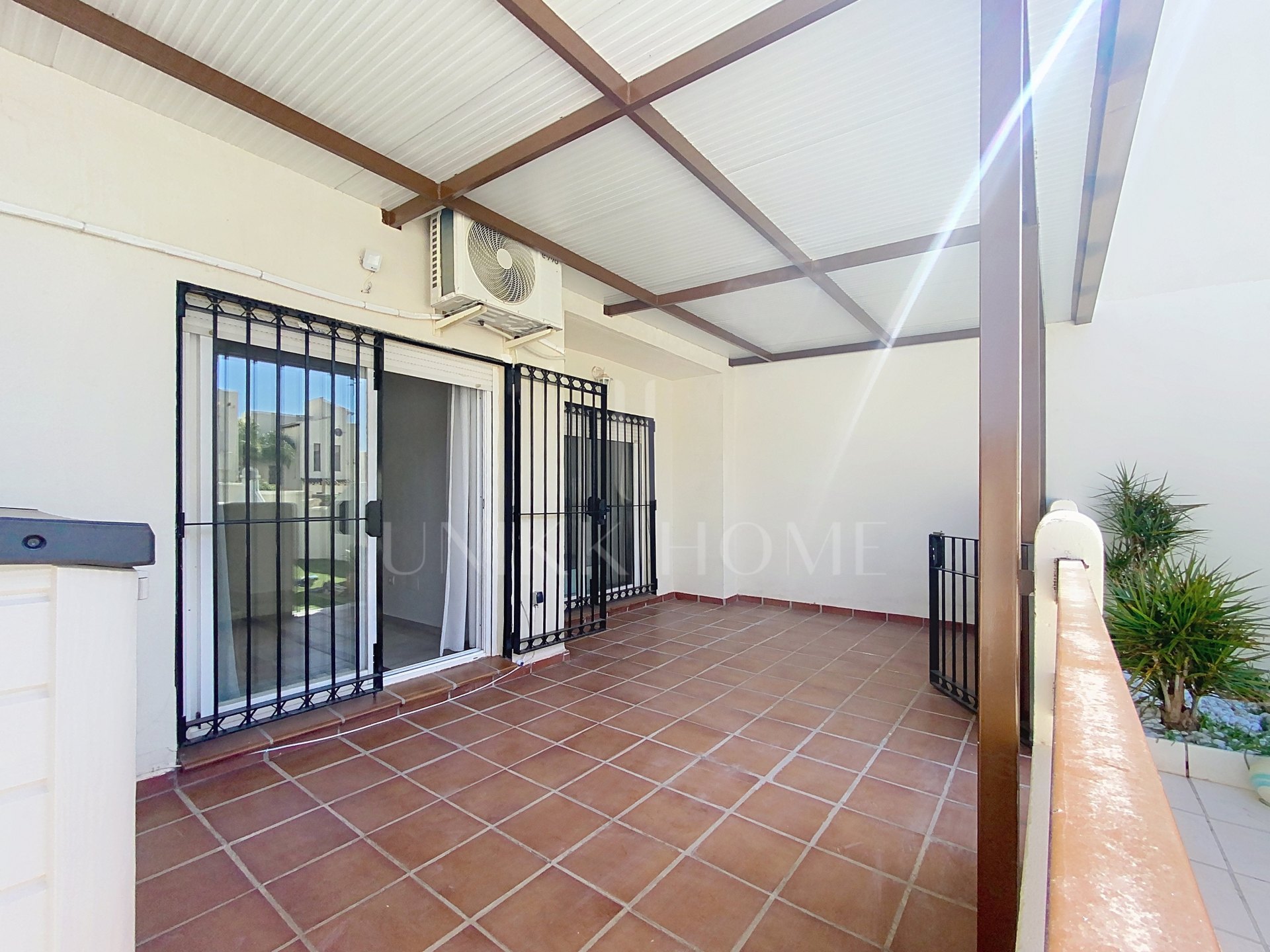 BAJO CON PARCELA PRIVADA A POCOS A 5 MINUTOS DE LA PLAYA - BAHIA CASARES COSTA