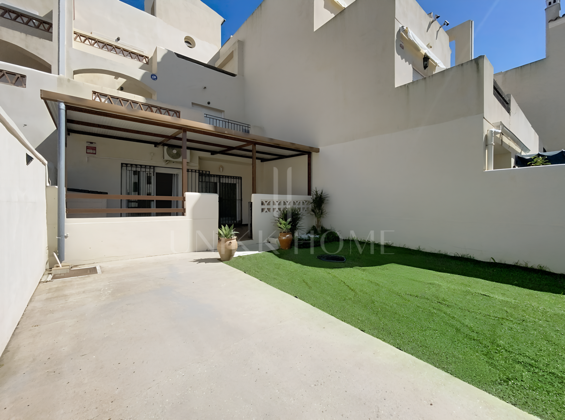 BAJO CON PARCELA PRIVADA A POCOS A 5 MINUTOS DE LA PLAYA - BAHIA CASARES COSTA