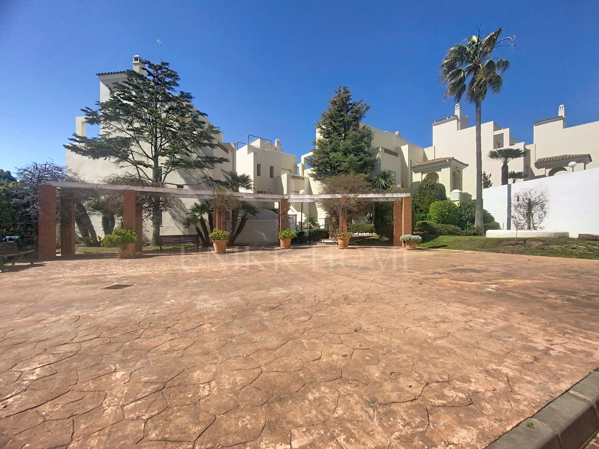 BAJO CON PARCELA PRIVADA A POCOS A 5 MINUTOS DE LA PLAYA - BAHIA CASARES COSTA