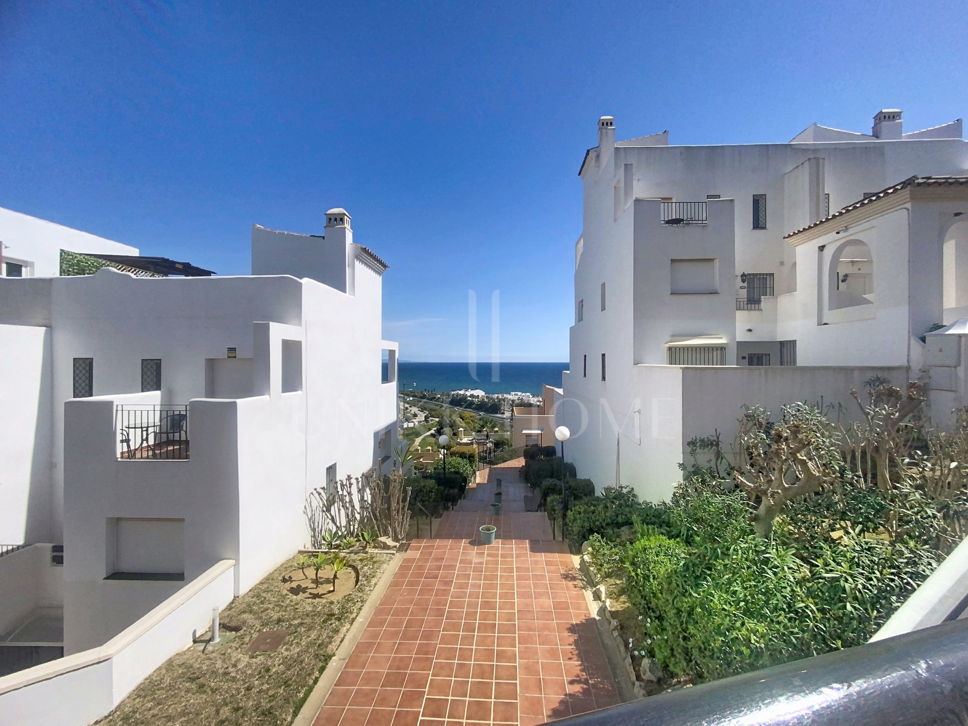 BAJO CON PARCELA PRIVADA A POCOS A 5 MINUTOS DE LA PLAYA - BAHIA CASARES COSTA