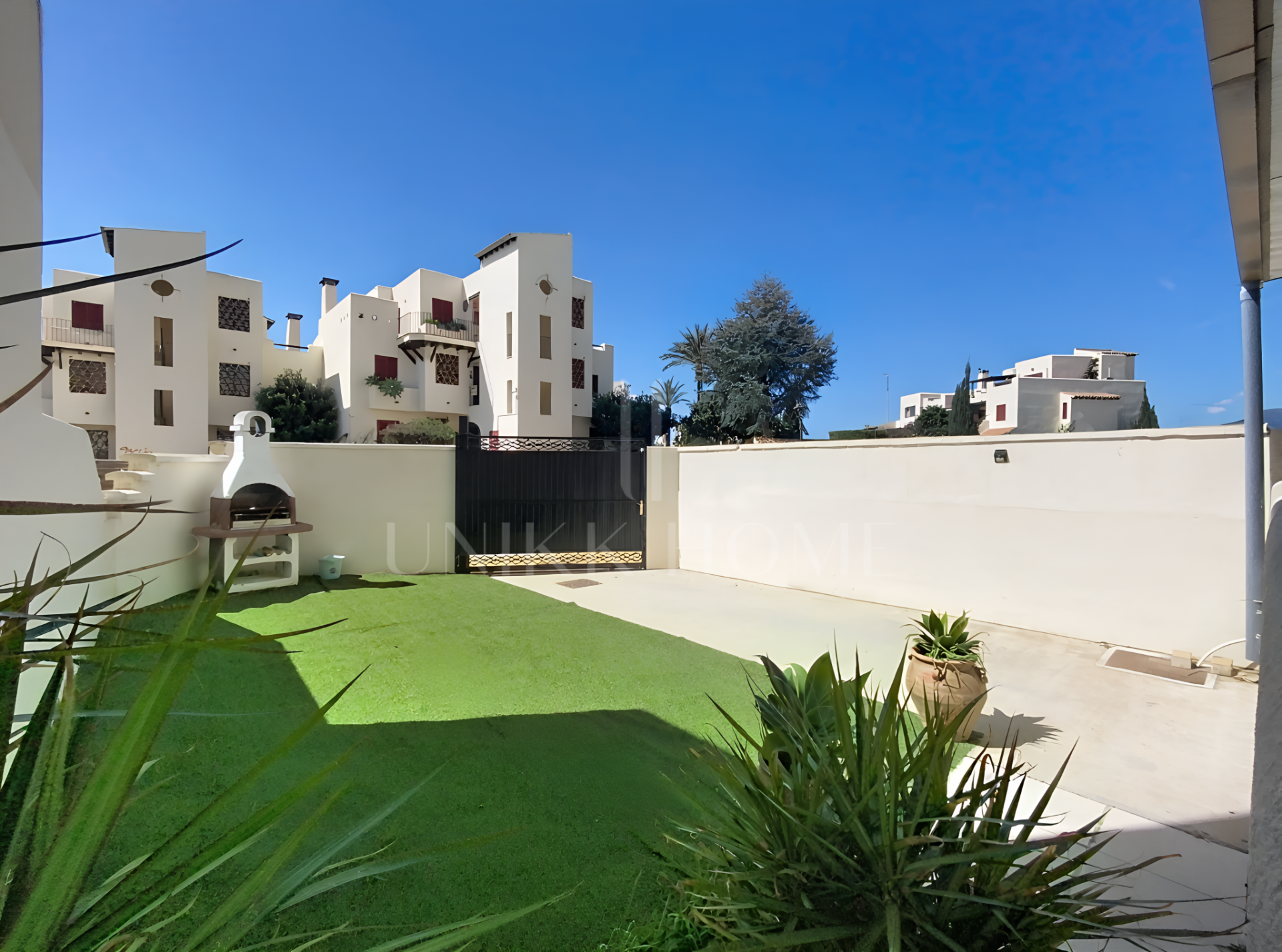 BAJO CON PARCELA PRIVADA A POCOS A 5 MINUTOS DE LA PLAYA - BAHIA CASARES COSTA