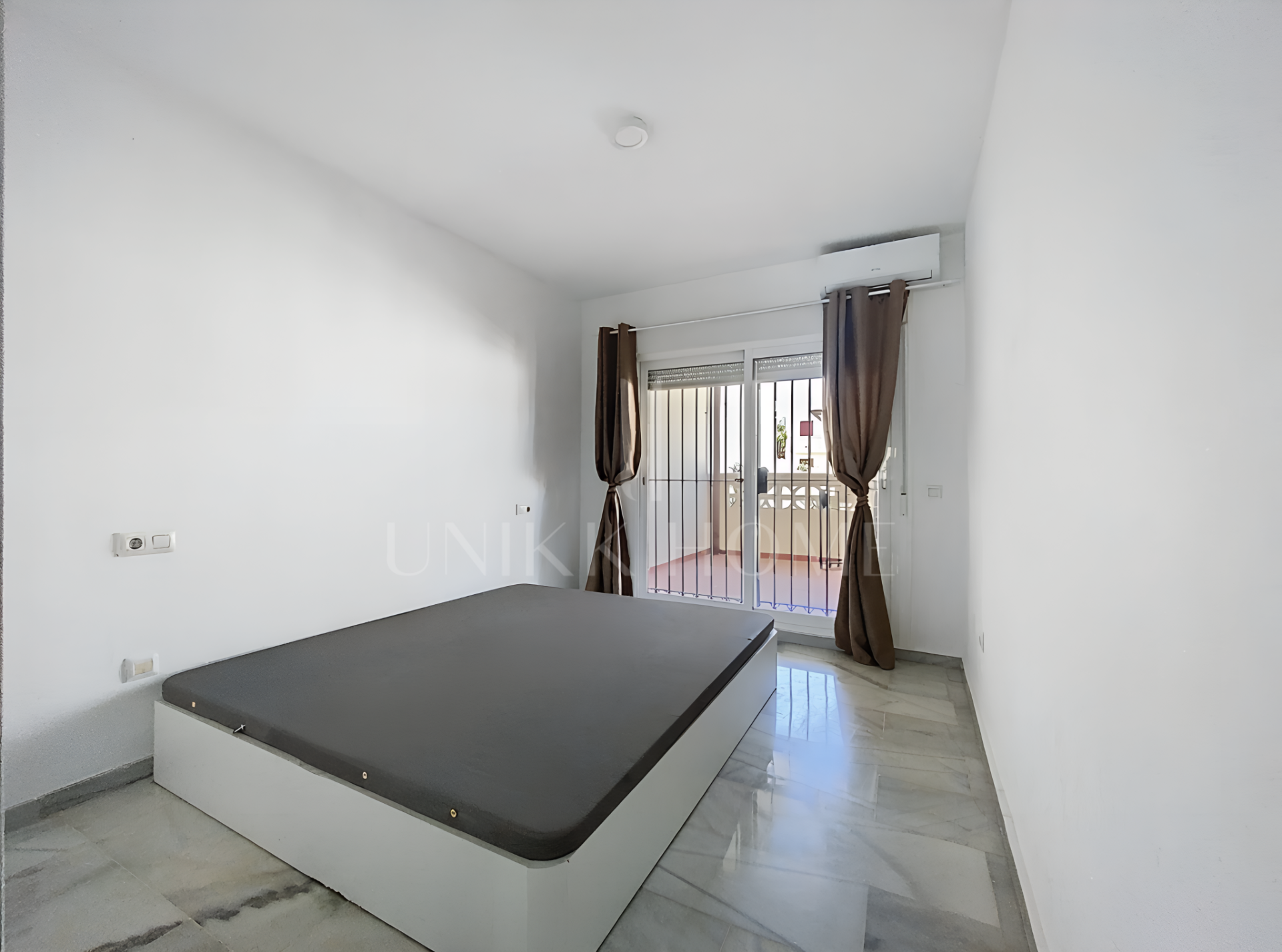 BAJO CON PARCELA PRIVADA A POCOS A 5 MINUTOS DE LA PLAYA - BAHIA CASARES COSTA