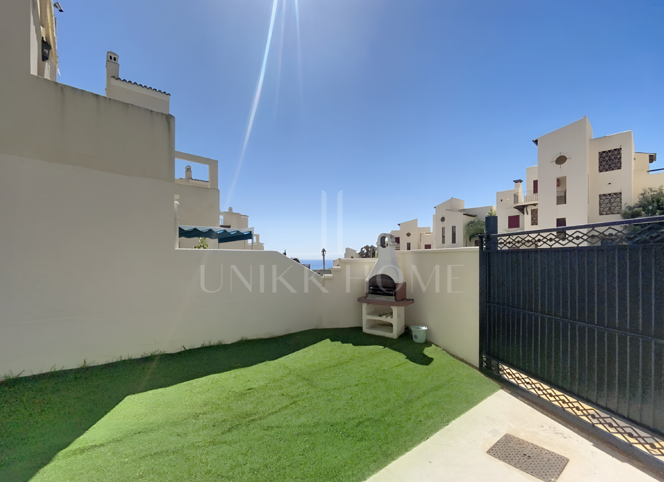 BAJO CON PARCELA PRIVADA A POCOS A 5 MINUTOS DE LA PLAYA - BAHIA CASARES COSTA