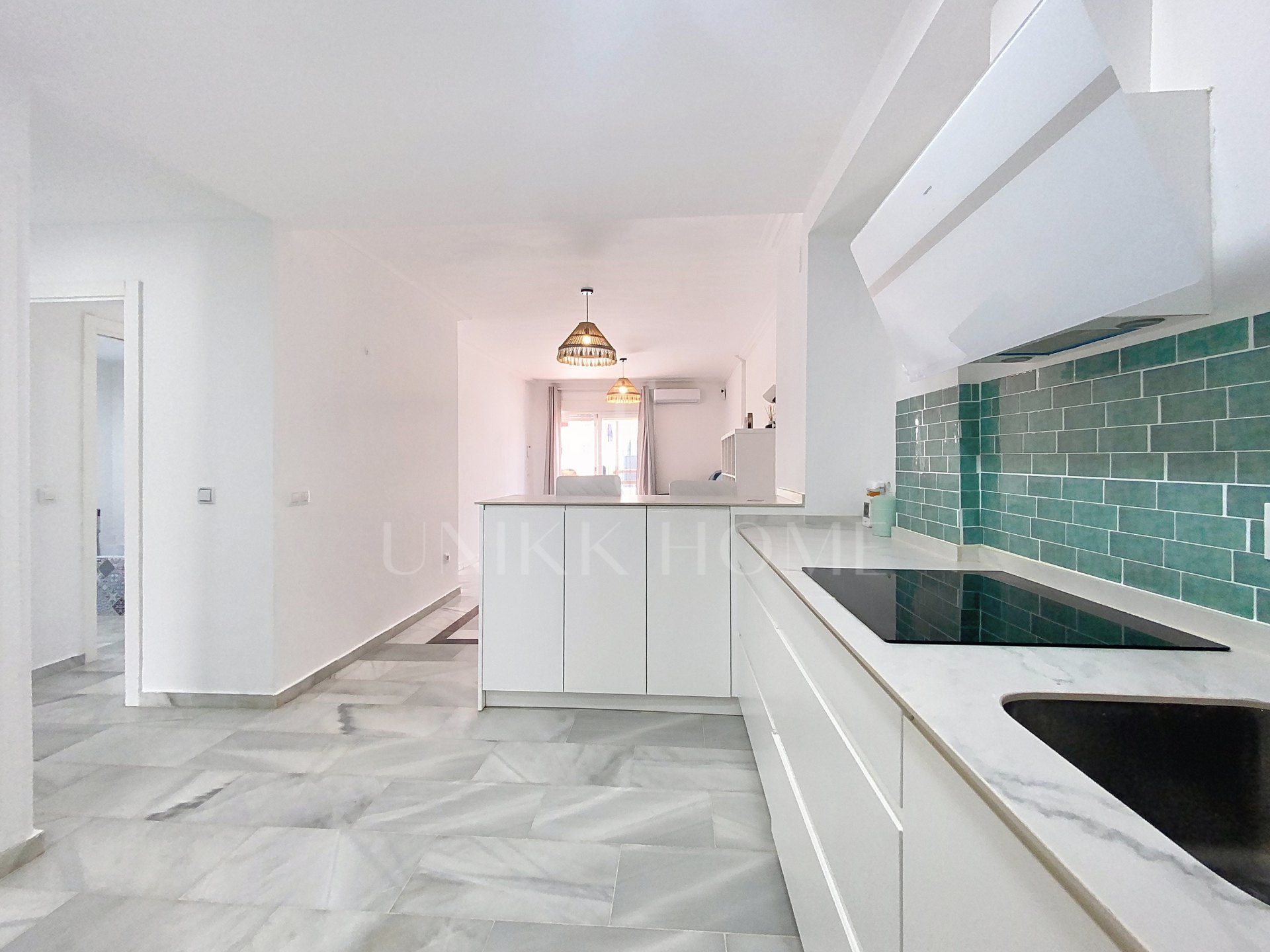 BAJO CON PARCELA PRIVADA A POCOS A 5 MINUTOS DE LA PLAYA - BAHIA CASARES COSTA