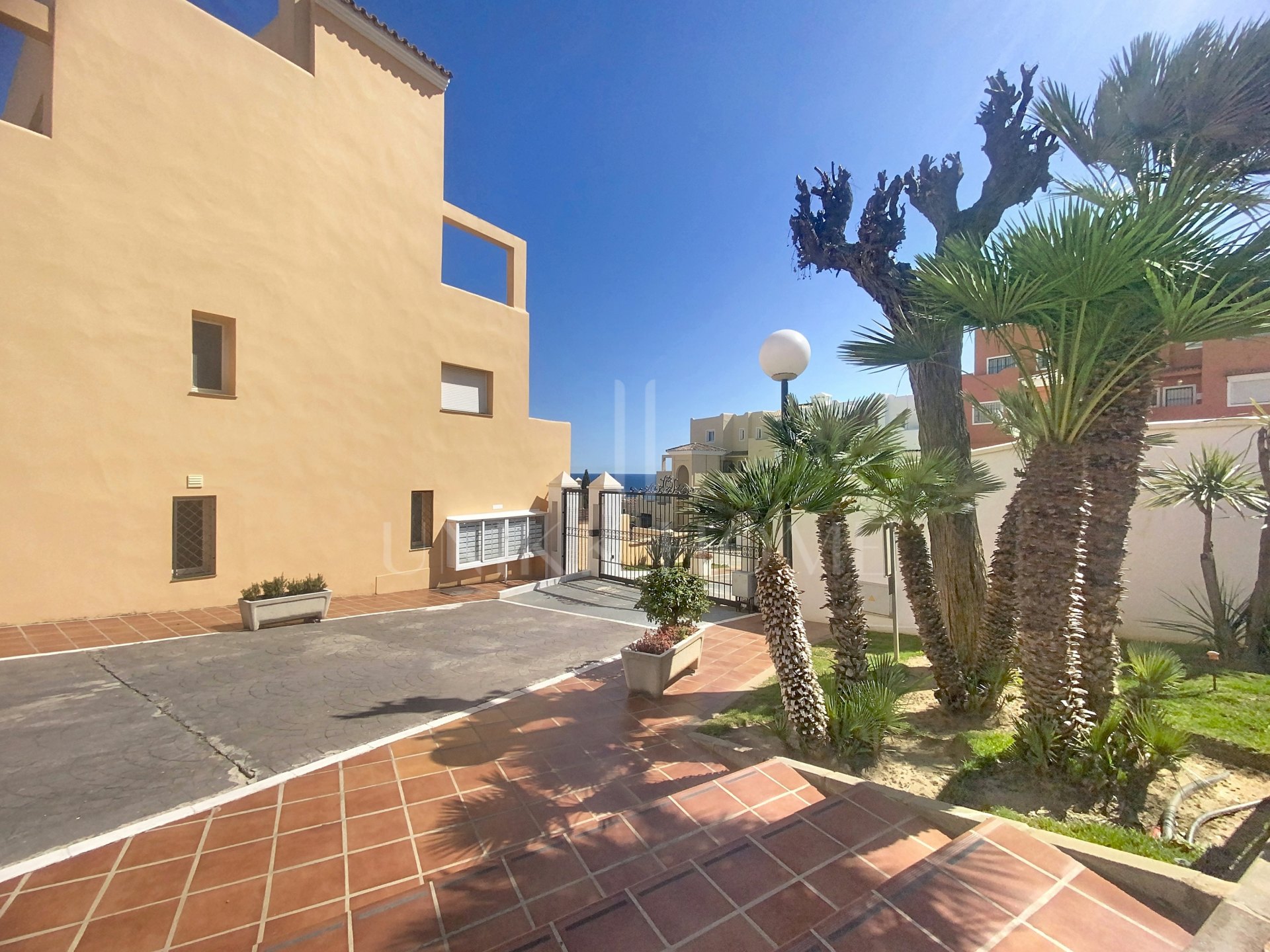 BAJO CON PARCELA PRIVADA A POCOS A 5 MINUTOS DE LA PLAYA - BAHIA CASARES COSTA