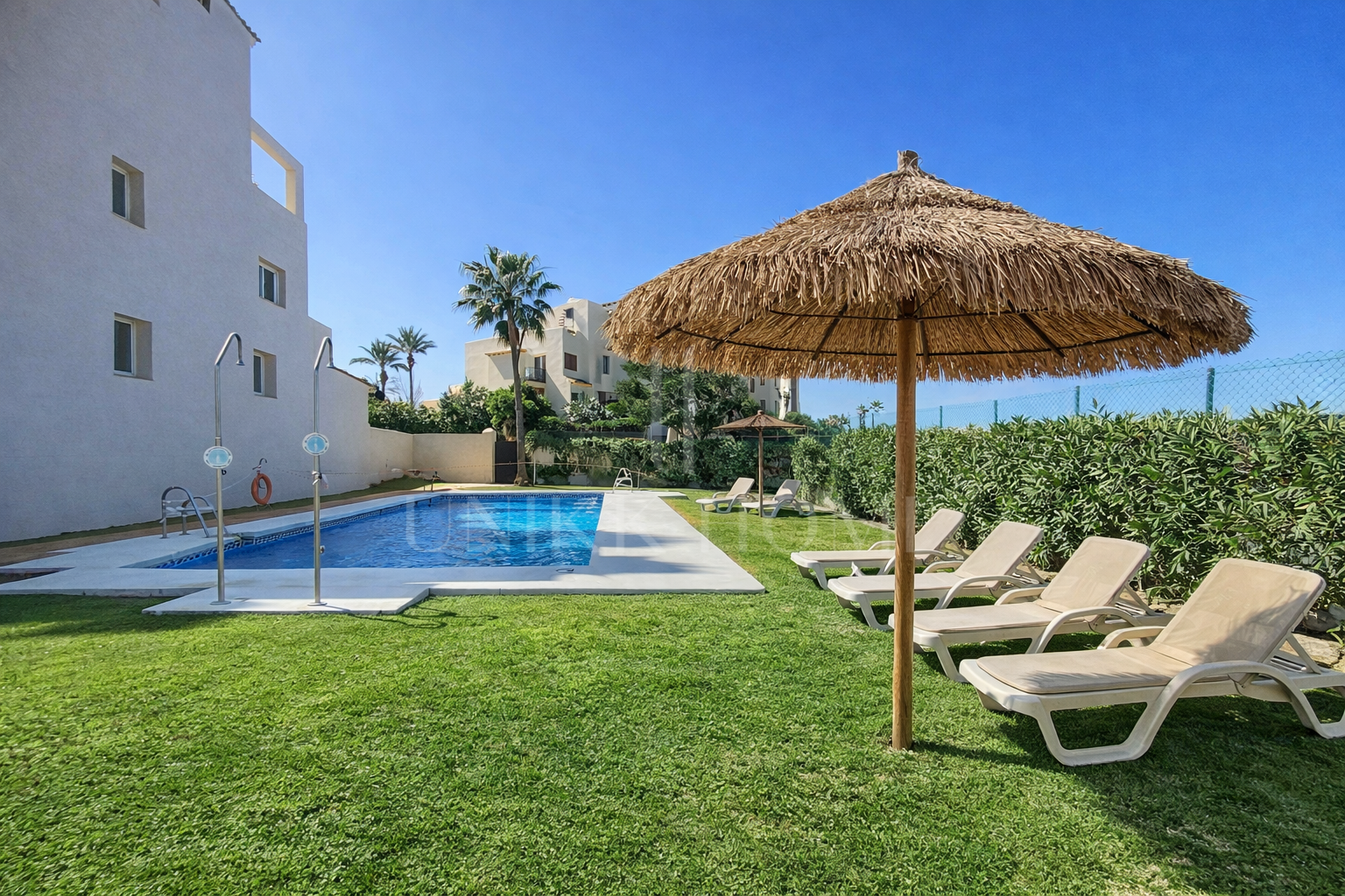 BAJO CON PARCELA PRIVADA A POCOS A 5 MINUTOS DE LA PLAYA - BAHIA CASARES COSTA