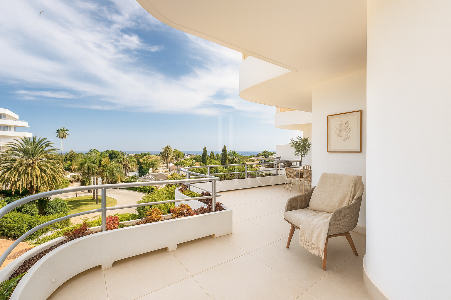 Renovated apartment with panoramic sea views in Guadalmina