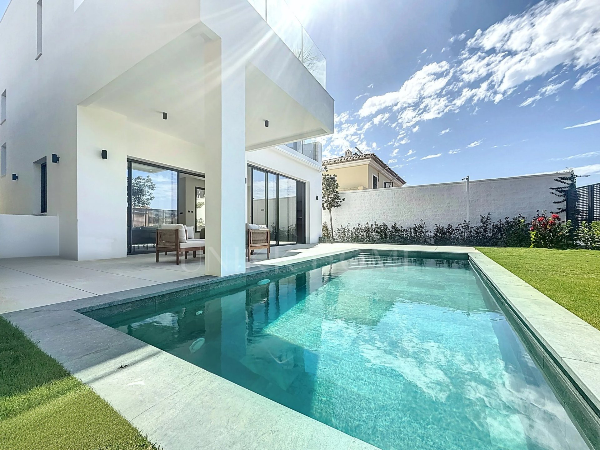 BRAND NEW VILLA WITH SEA VIEWS AND MODERN FINISHES - 3 MINUTES FROM THE BEACH - WEST ESTEPONA