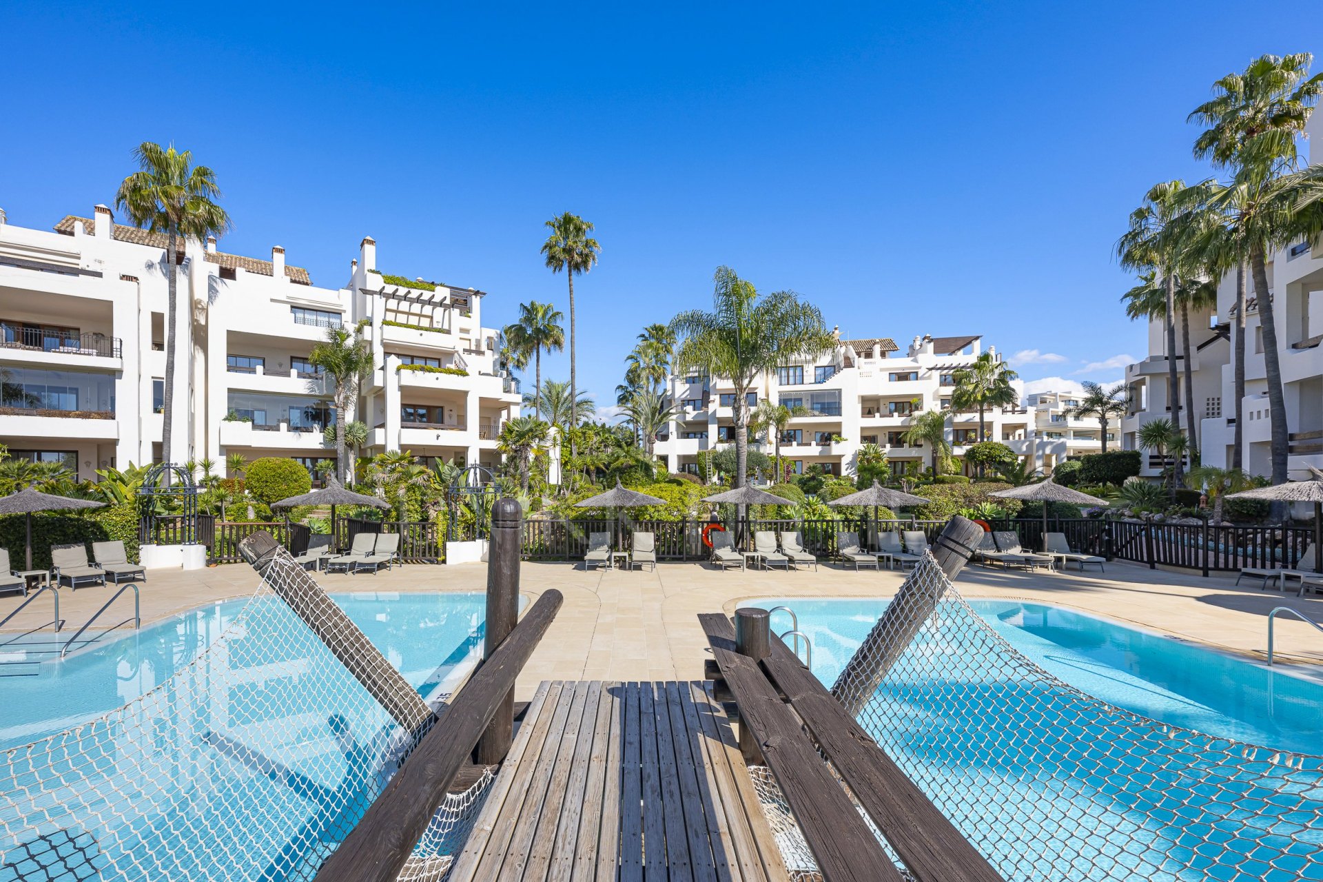 Sophisticated Ground-Floor Apartment in Frontline Beach Complex – Bahía del Velerín, Estepona