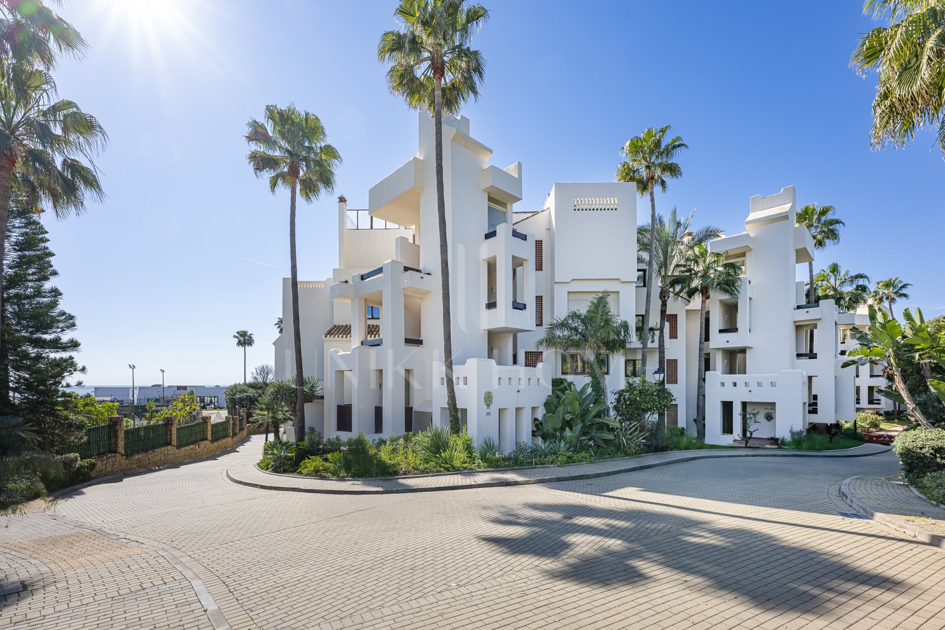 Sophisticated Ground-Floor Apartment in Frontline Beach Complex – Bahía del Velerín, Estepona
