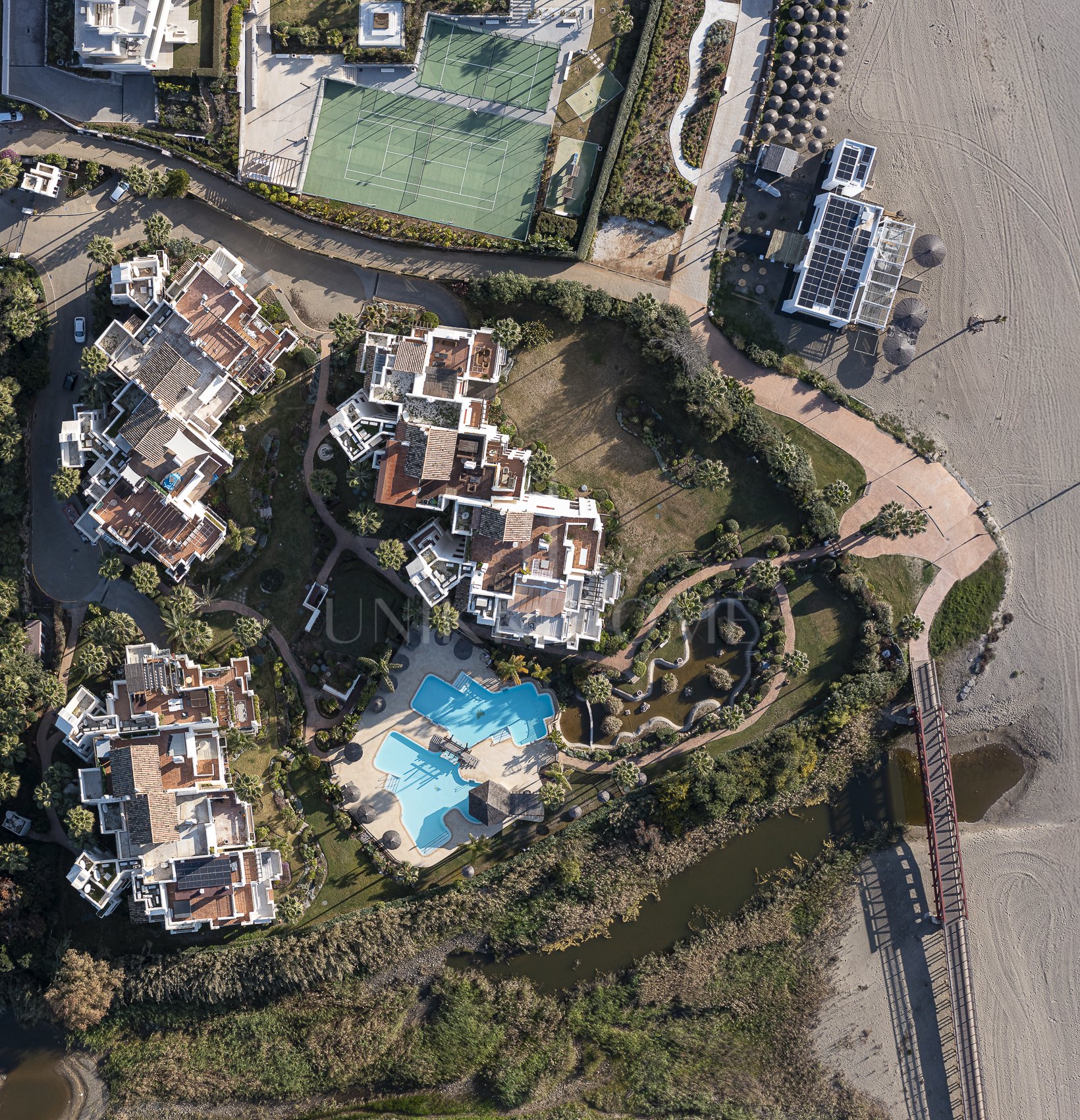 Sophisticated Ground-Floor Apartment in Frontline Beach Complex – Bahía del Velerín, Estepona