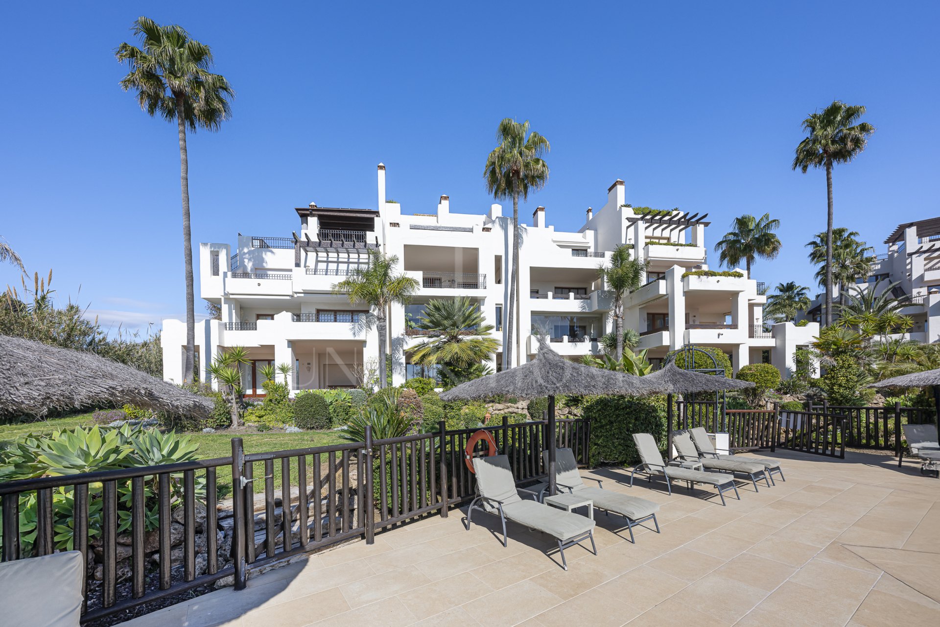 Sophisticated Ground-Floor Apartment in Frontline Beach Complex – Bahía del Velerín, Estepona