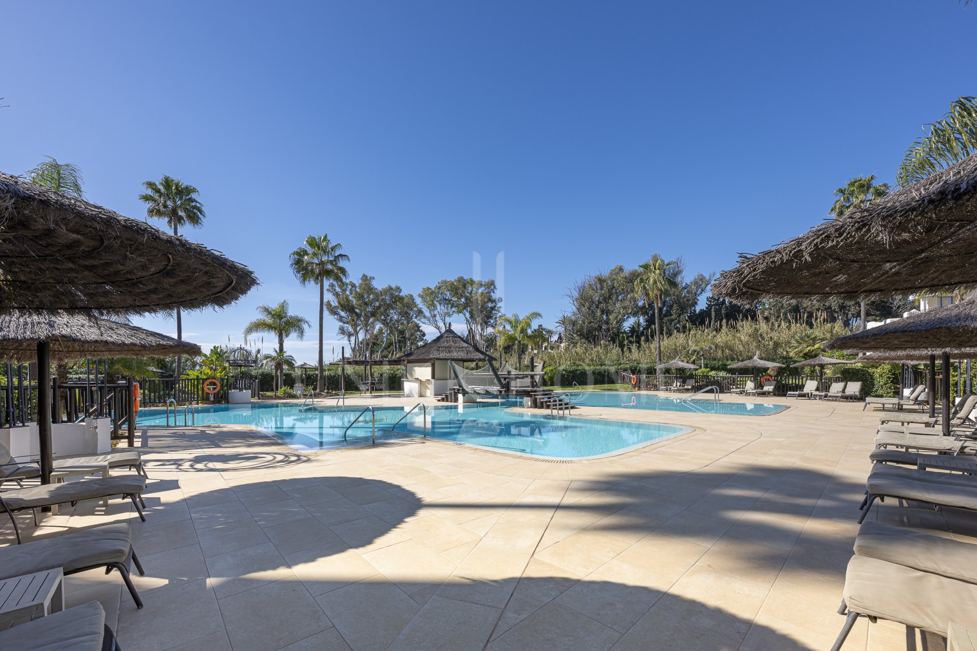 Sophisticated Ground-Floor Apartment in Frontline Beach Complex – Bahía del Velerín, Estepona