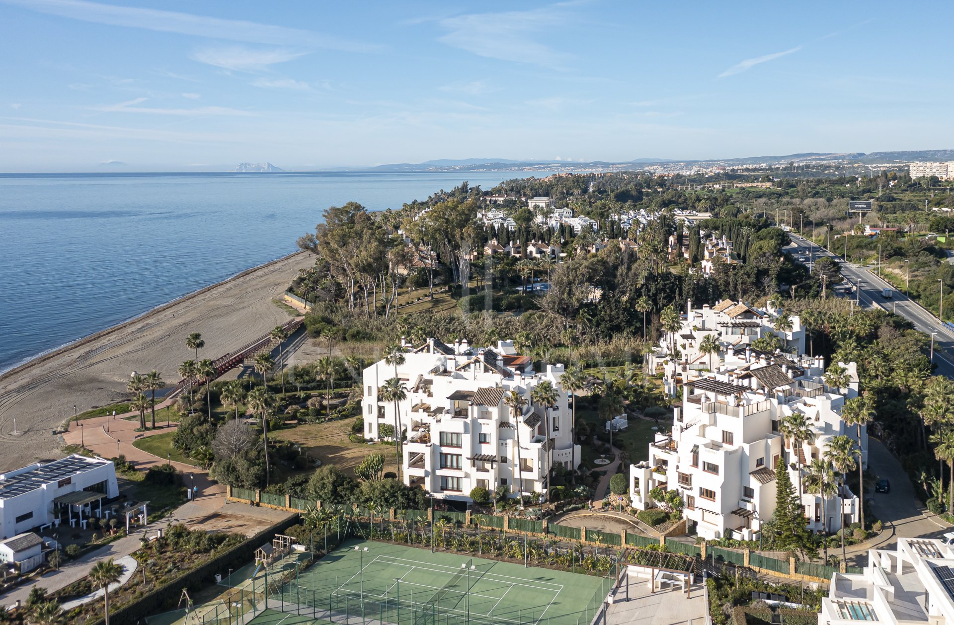 Sophisticated Ground-Floor Apartment in Frontline Beach Complex – Bahía del Velerín, Estepona