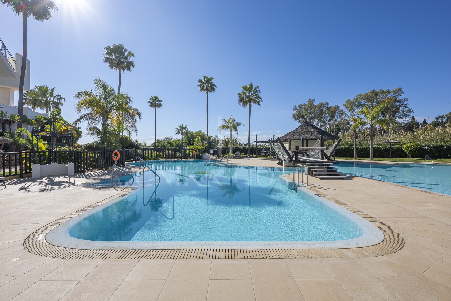 Sophisticated Ground-Floor Apartment in Frontline Beach Complex – Bahía del Velerín, Estepona