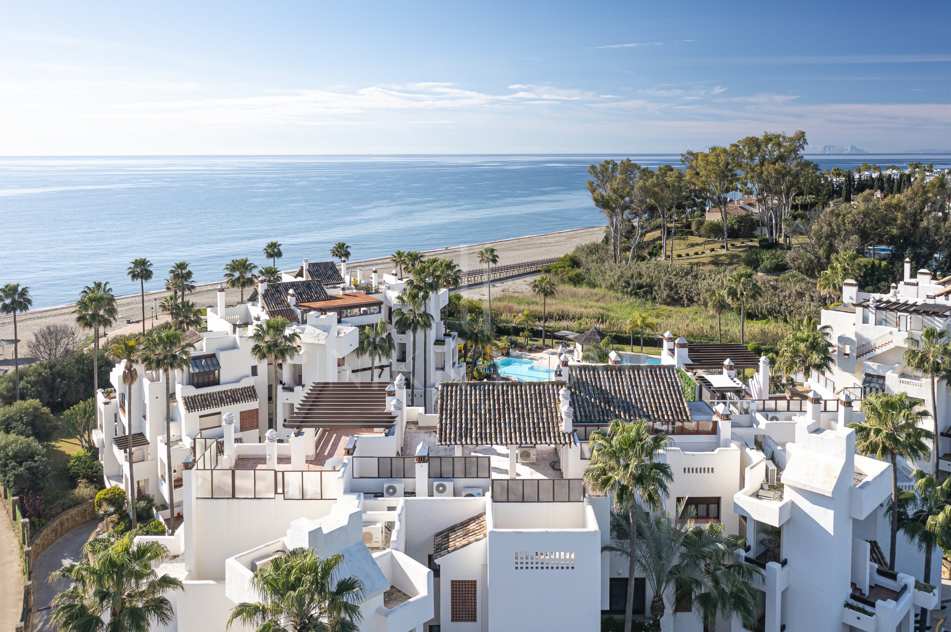 Sophisticated Ground-Floor Apartment in Frontline Beach Complex – Bahía del Velerín, Estepona