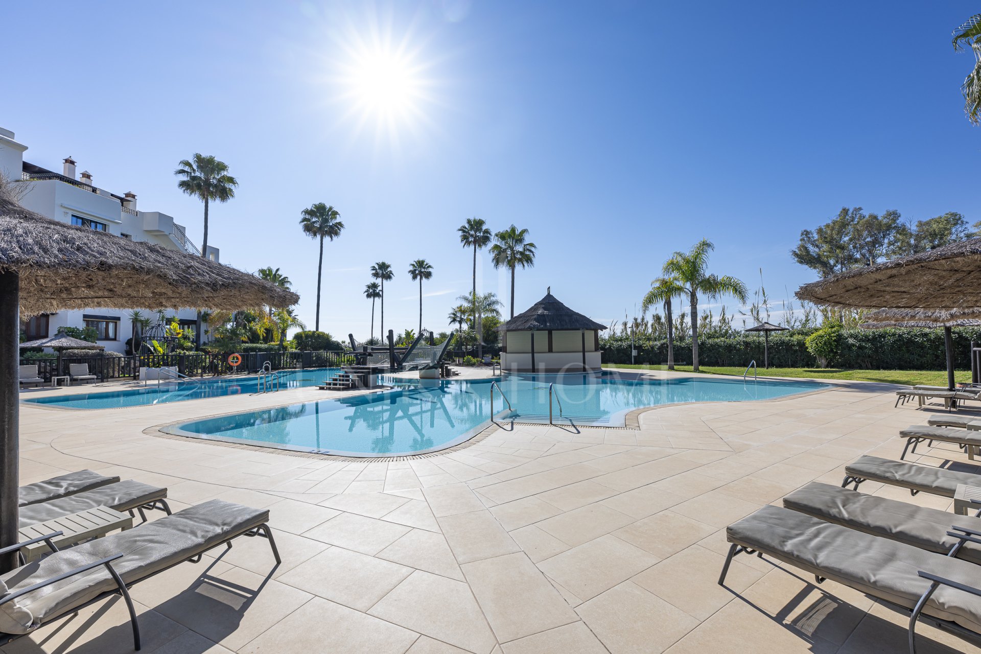 Sophisticated Ground-Floor Apartment in Frontline Beach Complex – Bahía del Velerín, Estepona