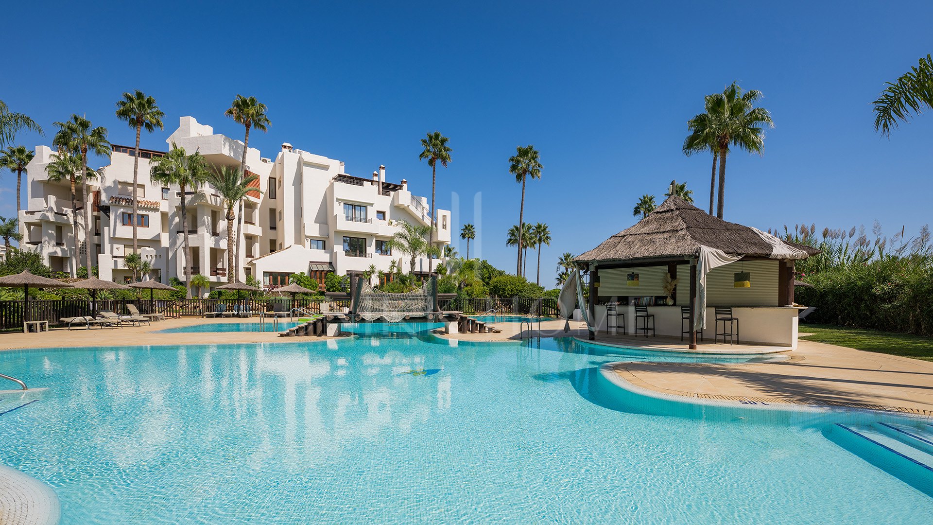 Sophisticated Ground-Floor Apartment in Frontline Beach Complex – Bahía del Velerín, Estepona