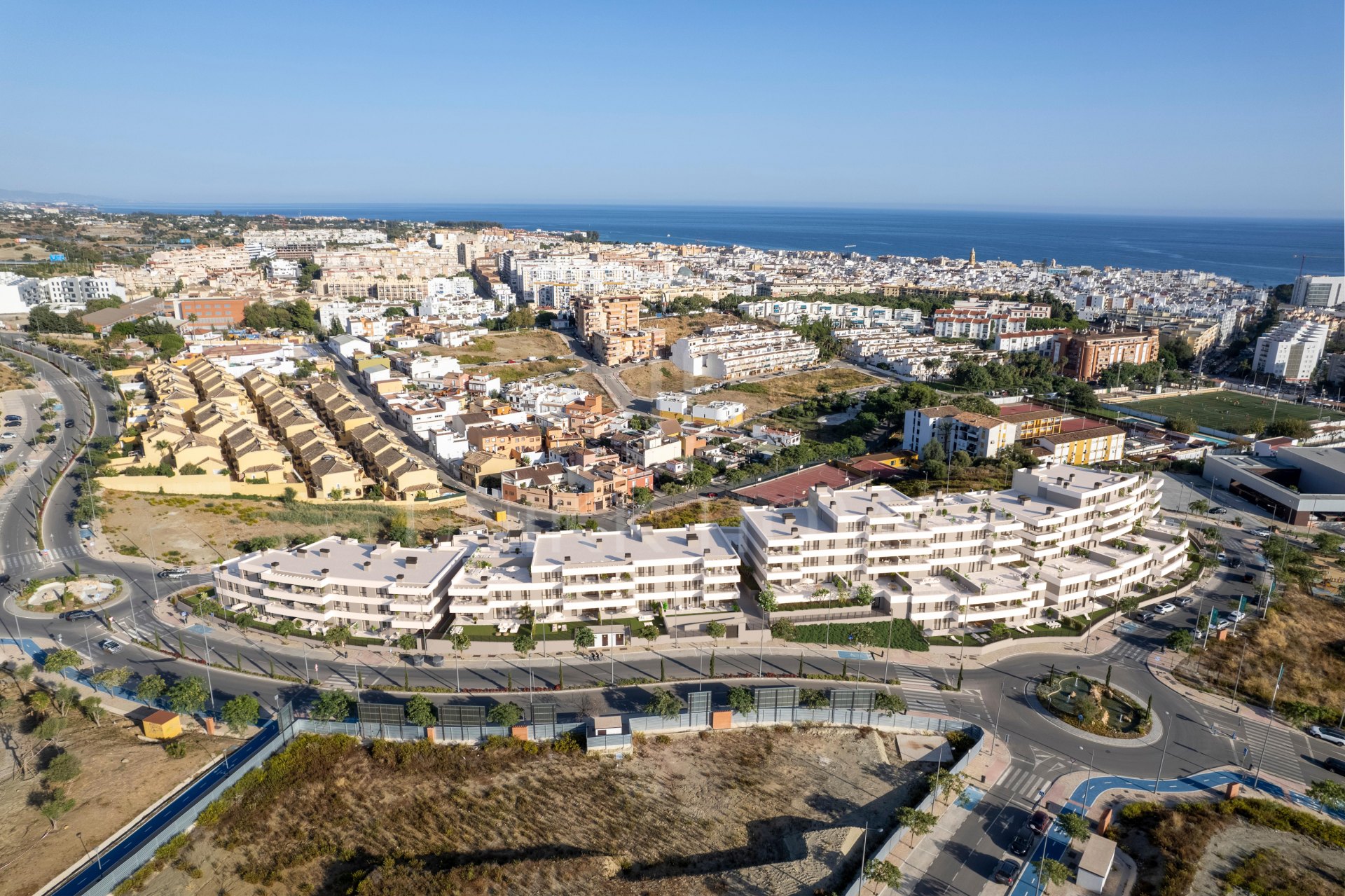 ÁTICO LLAVE EN MANO DE 4 DORMITORIOS EN UNA SOLA PLANTA CON VISTAS, CERCA DEL CENTRO DE ESTEPONA Y LA PLAYA