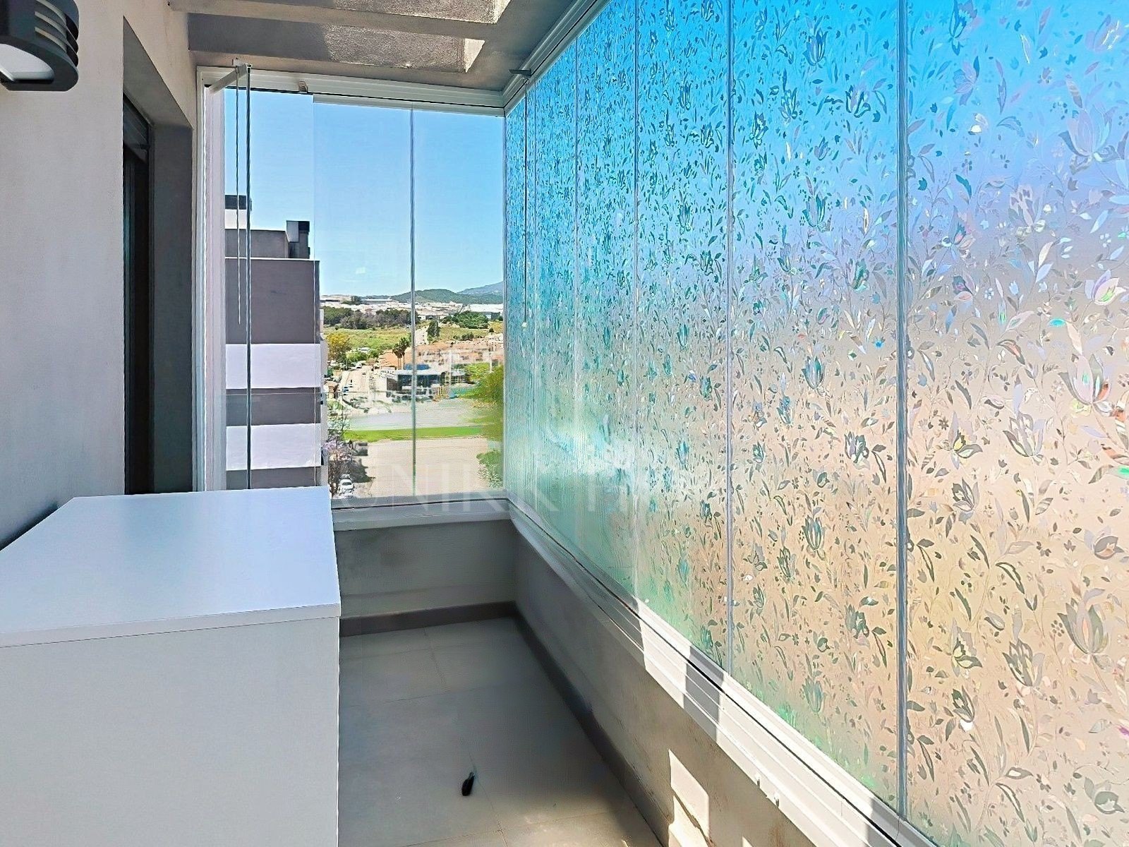 PENTHOUSE WITH SOLARIUM, OPEN VIEWS, AND BONUS ROOM IN THE CENTER OF ESTEPONA