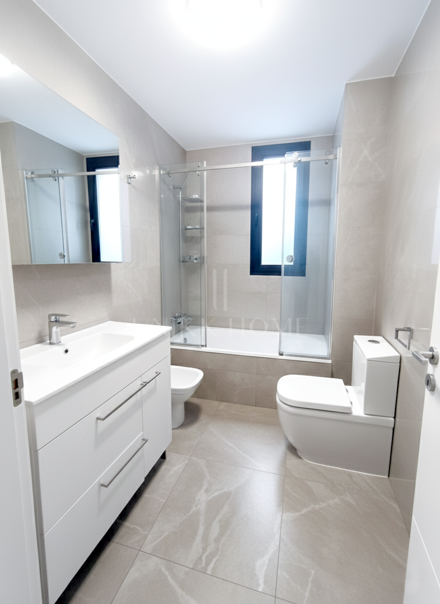 PENTHOUSE WITH SOLARIUM, OPEN VIEWS, AND BONUS ROOM IN THE CENTER OF ESTEPONA