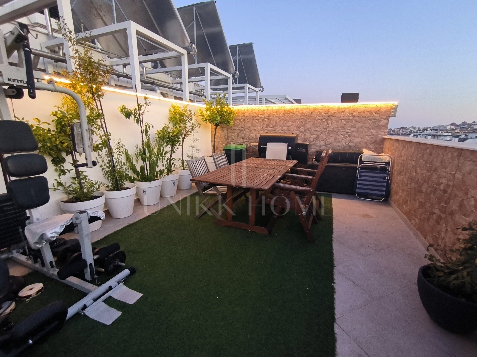 PENTHOUSE WITH SOLARIUM, OPEN VIEWS, AND BONUS ROOM IN THE CENTER OF ESTEPONA