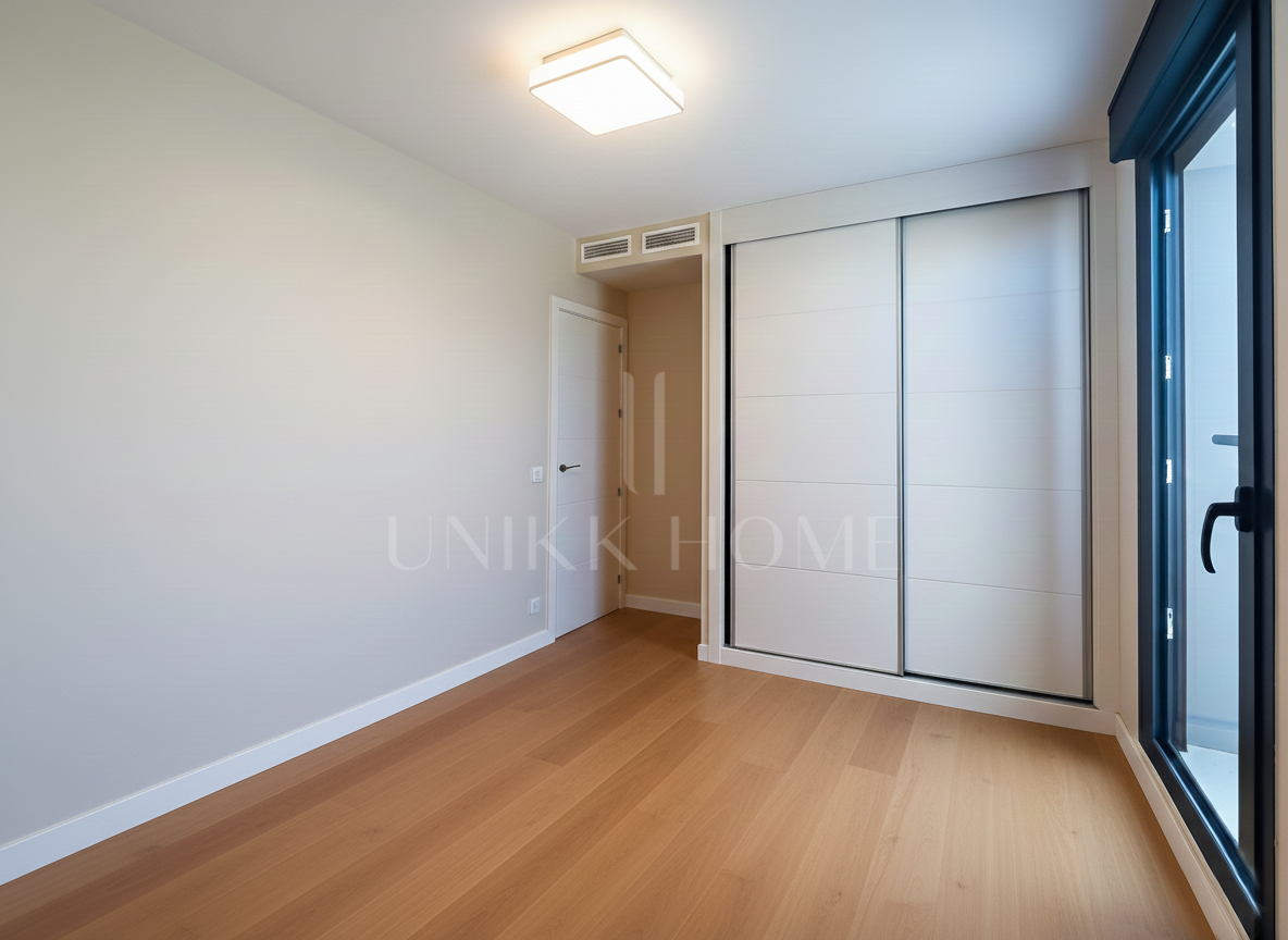 PENTHOUSE WITH SOLARIUM, OPEN VIEWS, AND BONUS ROOM IN THE CENTER OF ESTEPONA