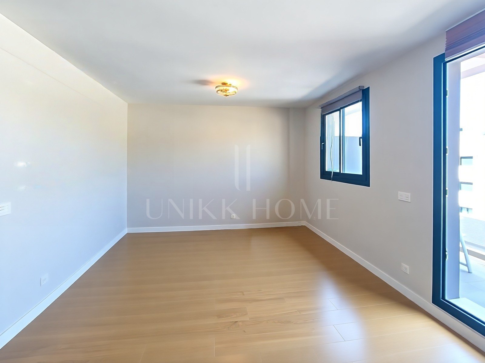 PENTHOUSE WITH SOLARIUM, OPEN VIEWS, AND BONUS ROOM IN THE CENTER OF ESTEPONA