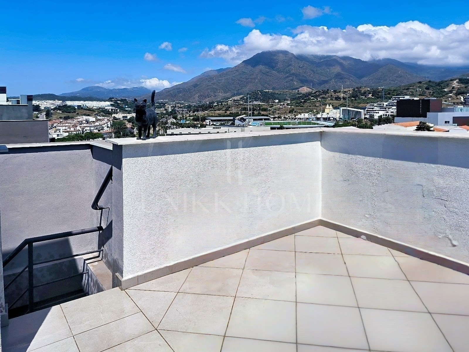 PENTHOUSE WITH SOLARIUM, OPEN VIEWS, AND BONUS ROOM IN THE CENTER OF ESTEPONA