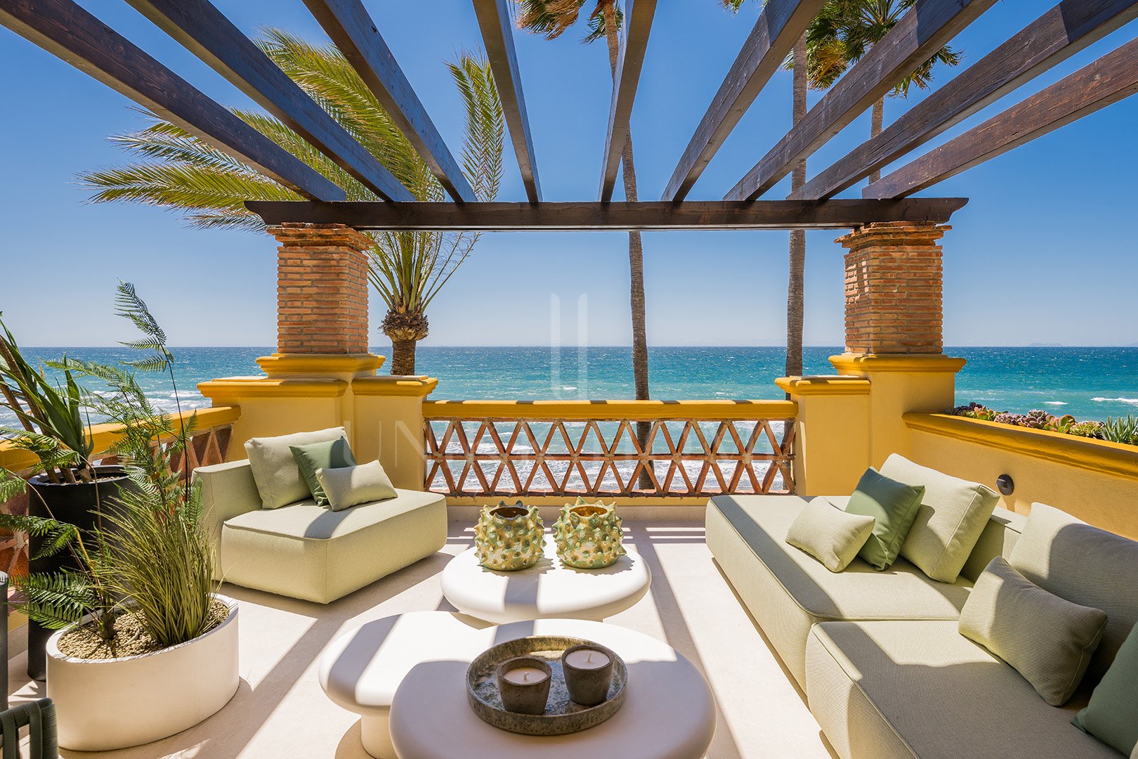 Lujoso Apartamento Reformado en Primera Línea de Playa en Río Real, Marbella Este