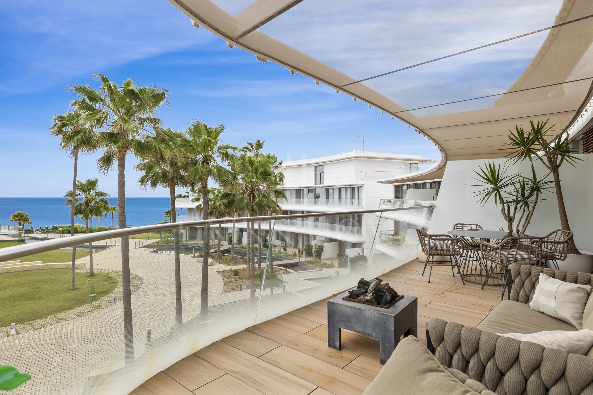 Elegante apartamento en primera línea de playa con vistas panorámicas al mar en la zona oeste de Estepona