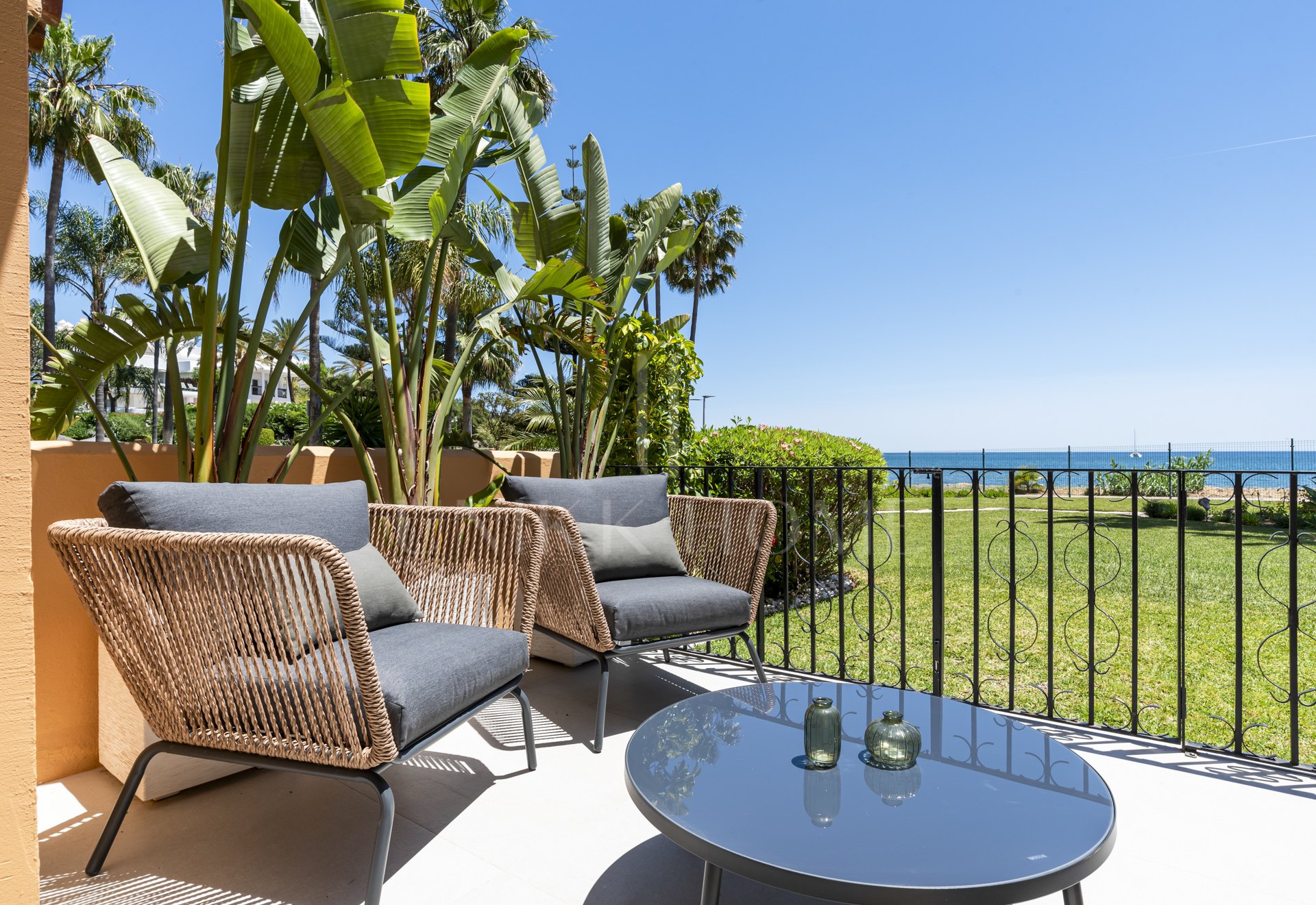 Stylish Renovated Beachfront Apartment in Riviera Andaluza - Estepona Town Port