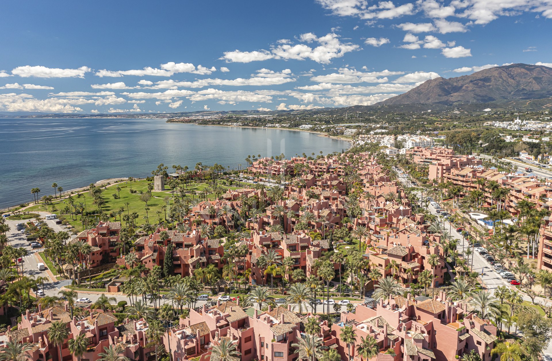 Ático reformado en primera línea de playa con vistas al mar en Torre Bermeja, Estepona