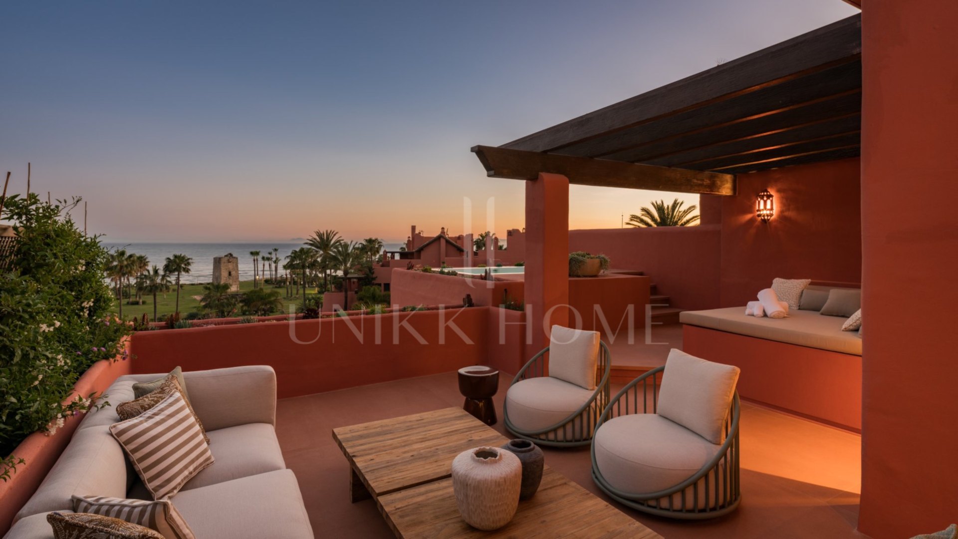 Ático reformado en primera línea de playa con vistas al mar en Torre Bermeja, Estepona