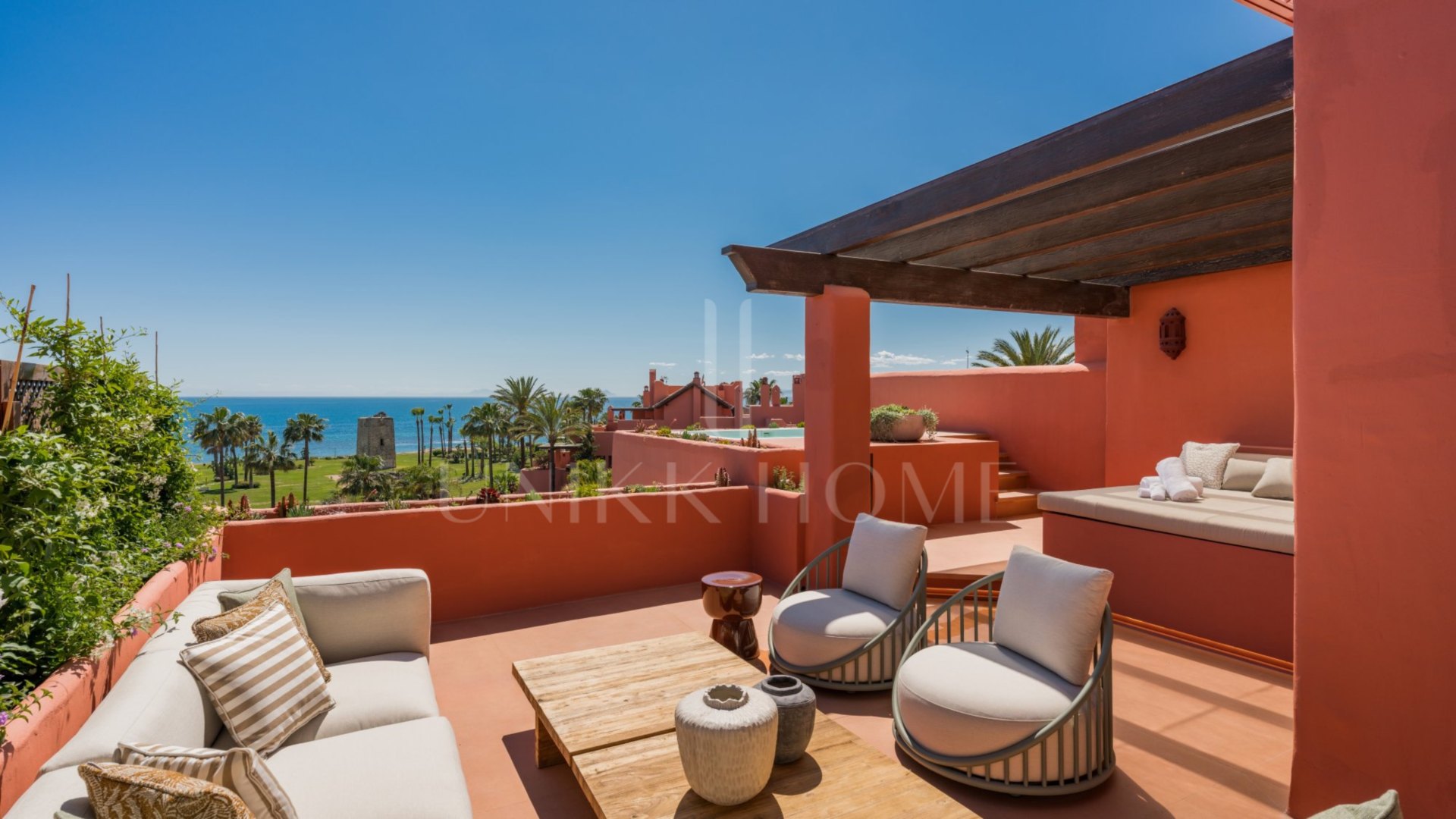Ático reformado en primera línea de playa con vistas al mar en Torre Bermeja, Estepona