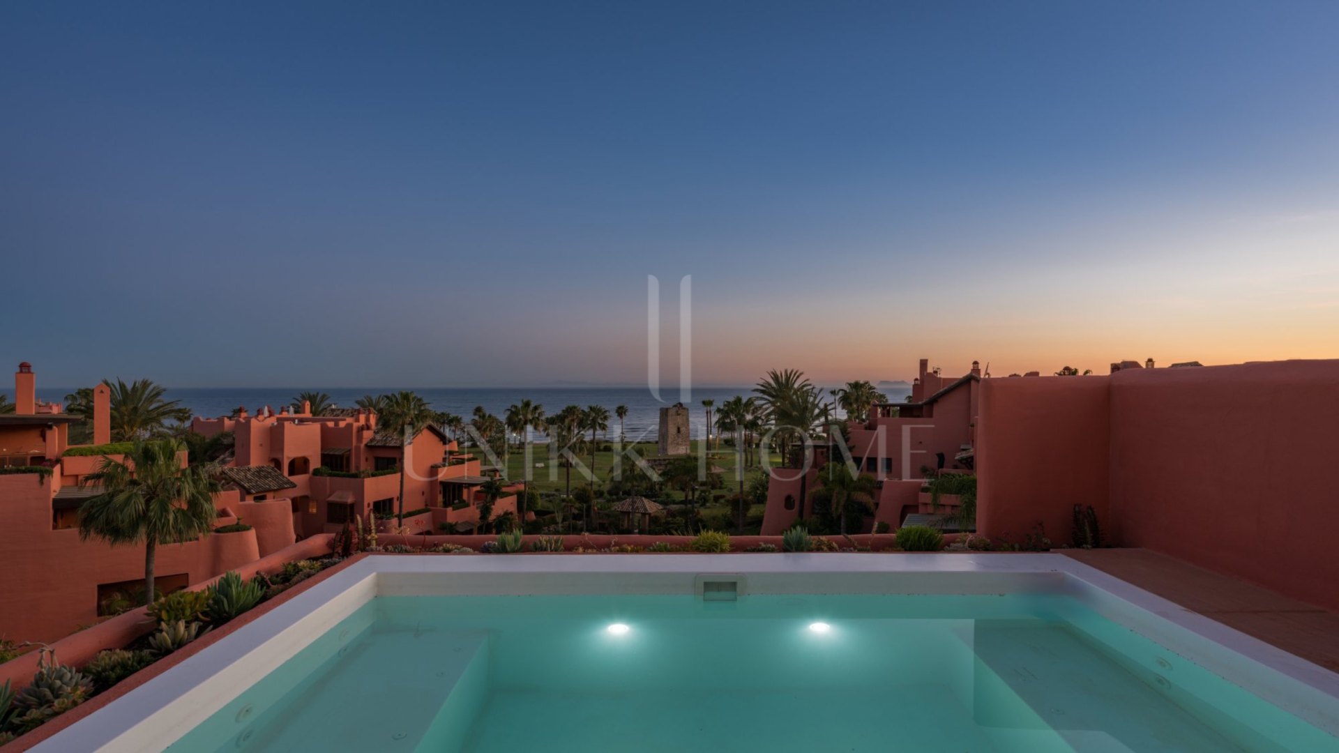 Ático reformado en primera línea de playa con vistas al mar en Torre Bermeja, Estepona
