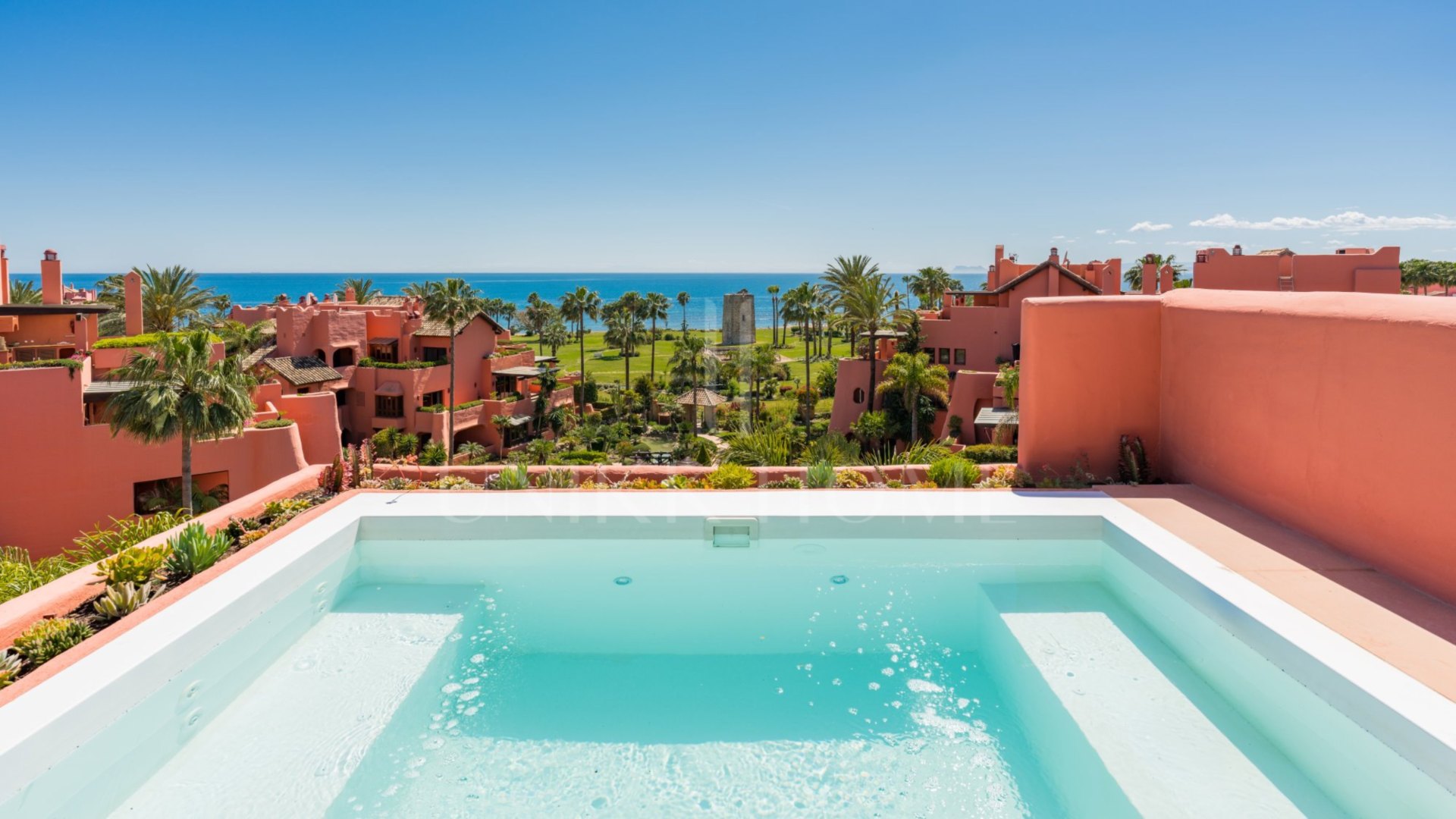 Ático reformado en primera línea de playa con vistas al mar en Torre Bermeja, Estepona