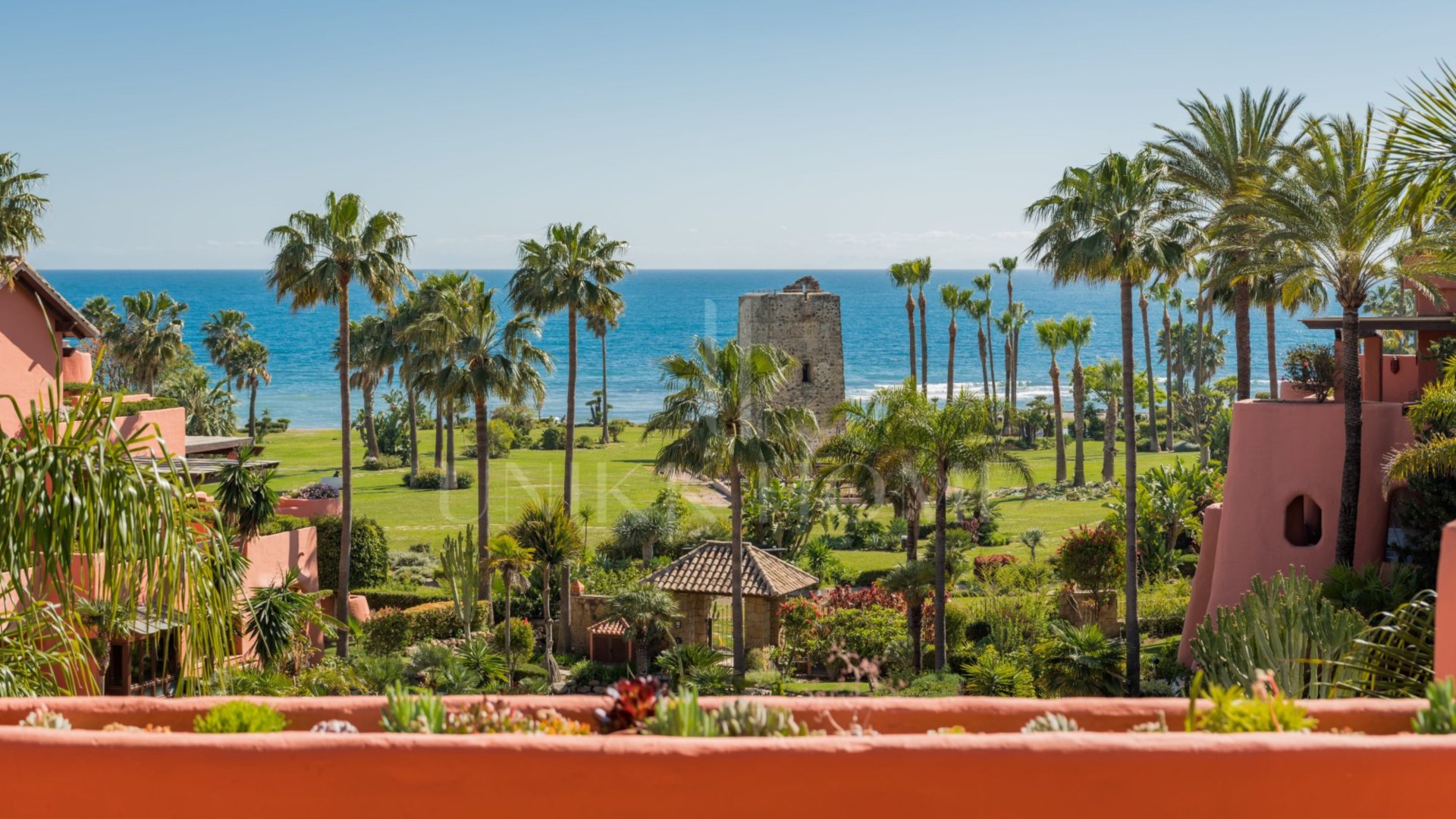 Ático reformado en primera línea de playa con vistas al mar en Torre Bermeja, Estepona