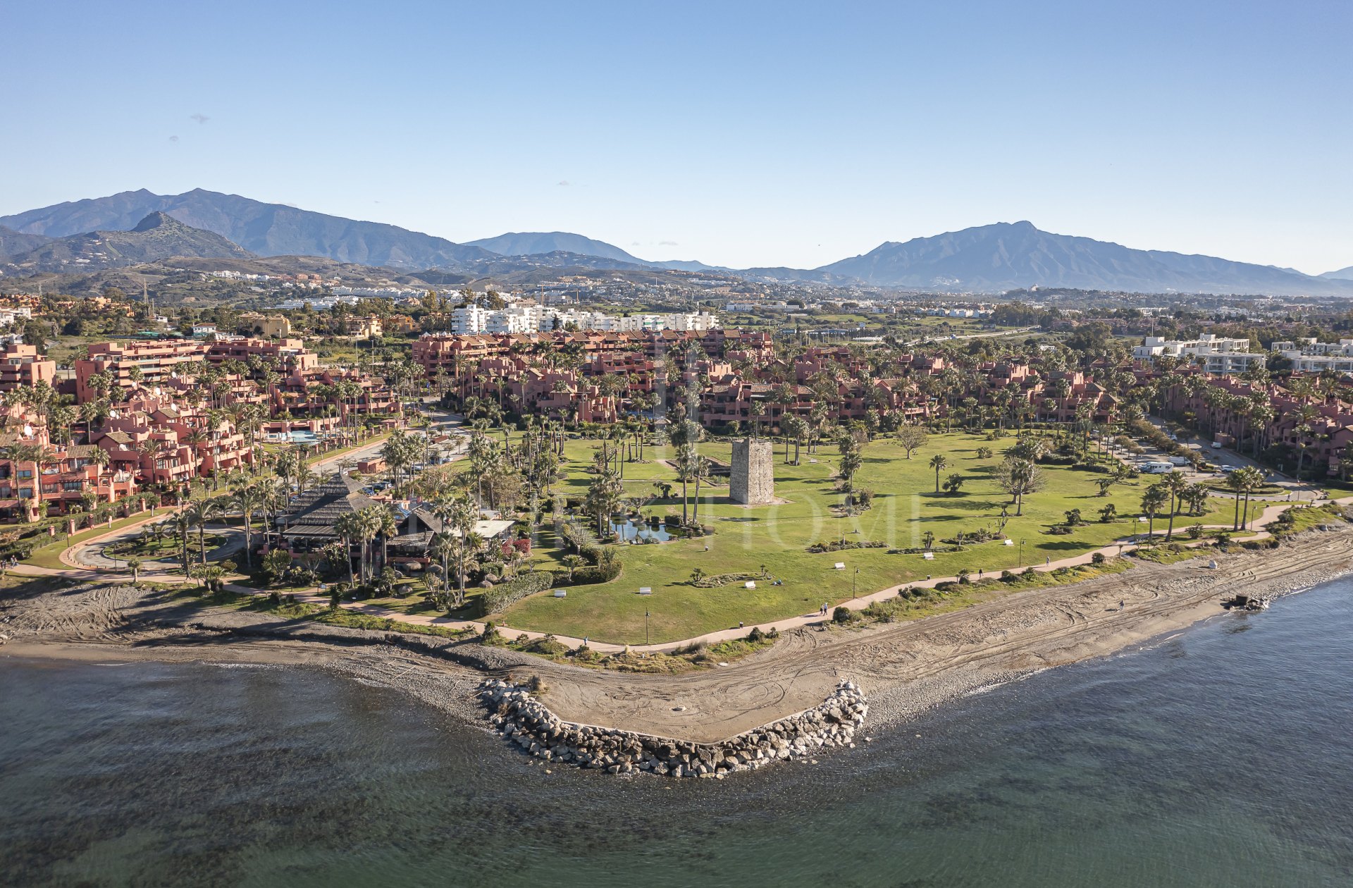 Ático reformado en primera línea de playa con vistas al mar en Torre Bermeja, Estepona