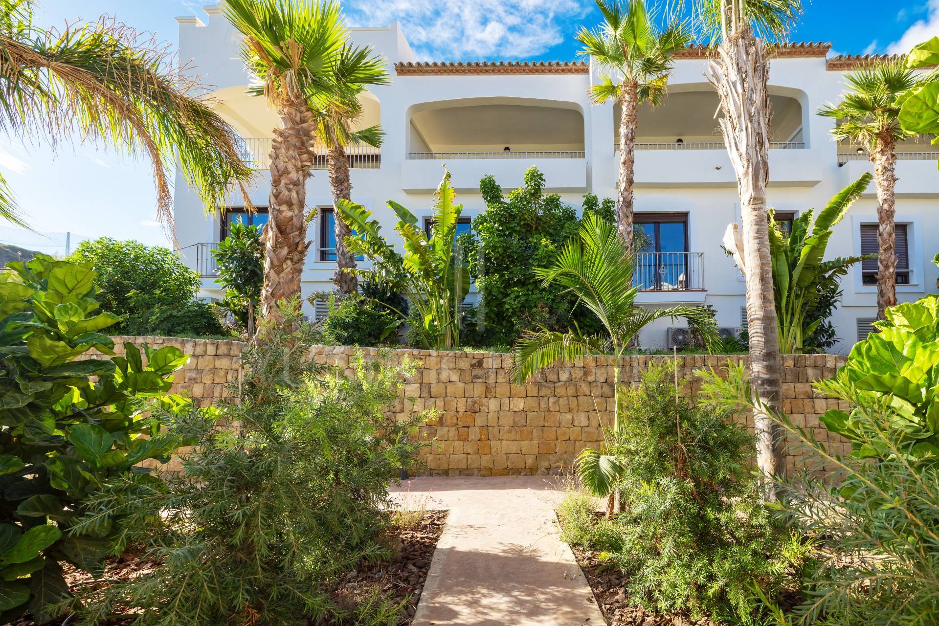 Renovated townhouse with 3 bedrooms and private garage - Frontline Golf - Sea Views - West Estepona