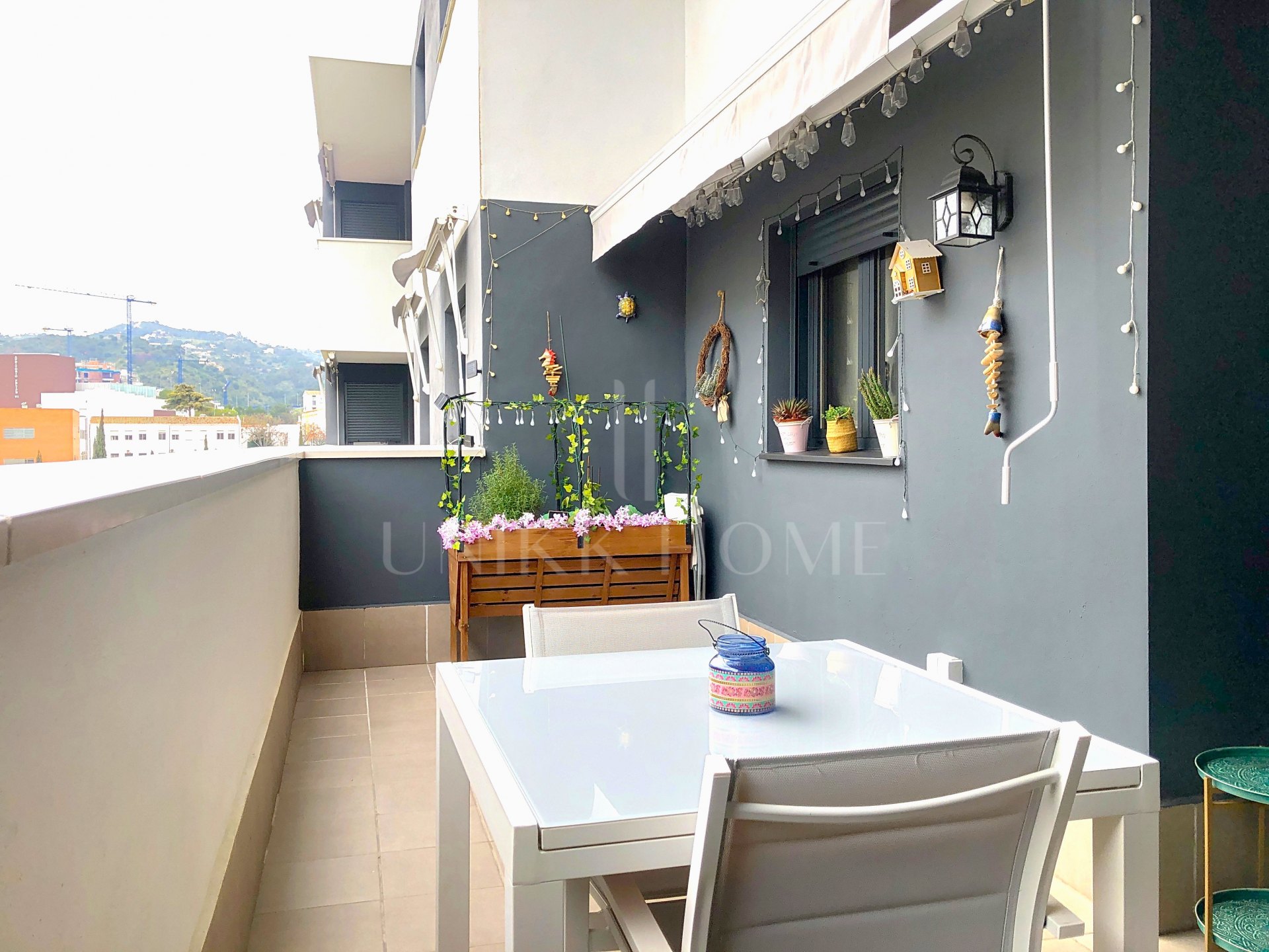 Moderno Apartamento en el Centro de Estepona con Piscina Comunitaria y Terraza Privada