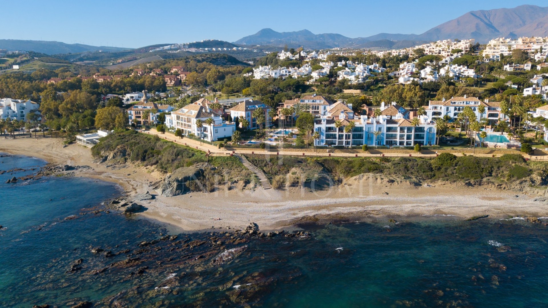 Apartamento en Primera Línea de Playa en La Perla de la Bahía, Casares