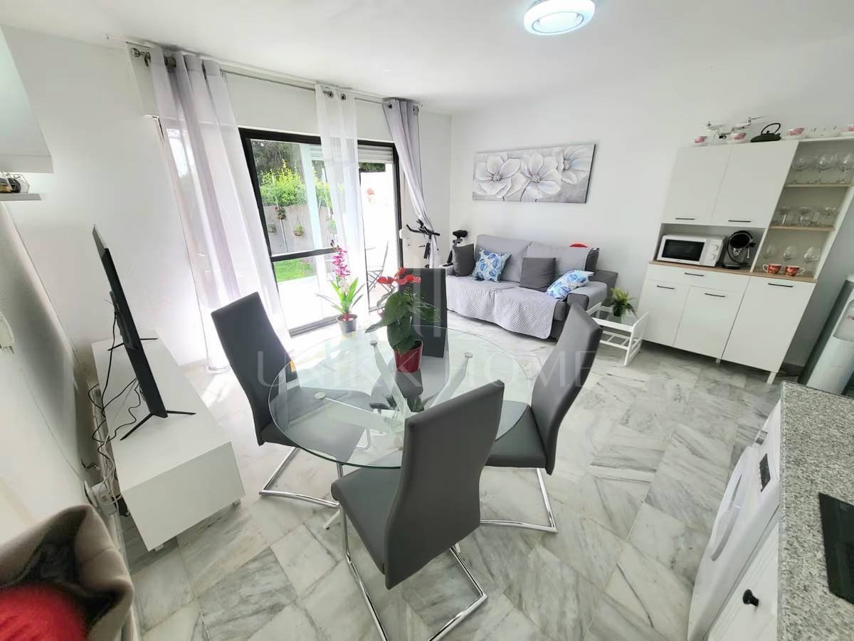 Apartamento con Jardín a Poca Distancia de la Playa - Buenas Noches, Oeste de Estepona