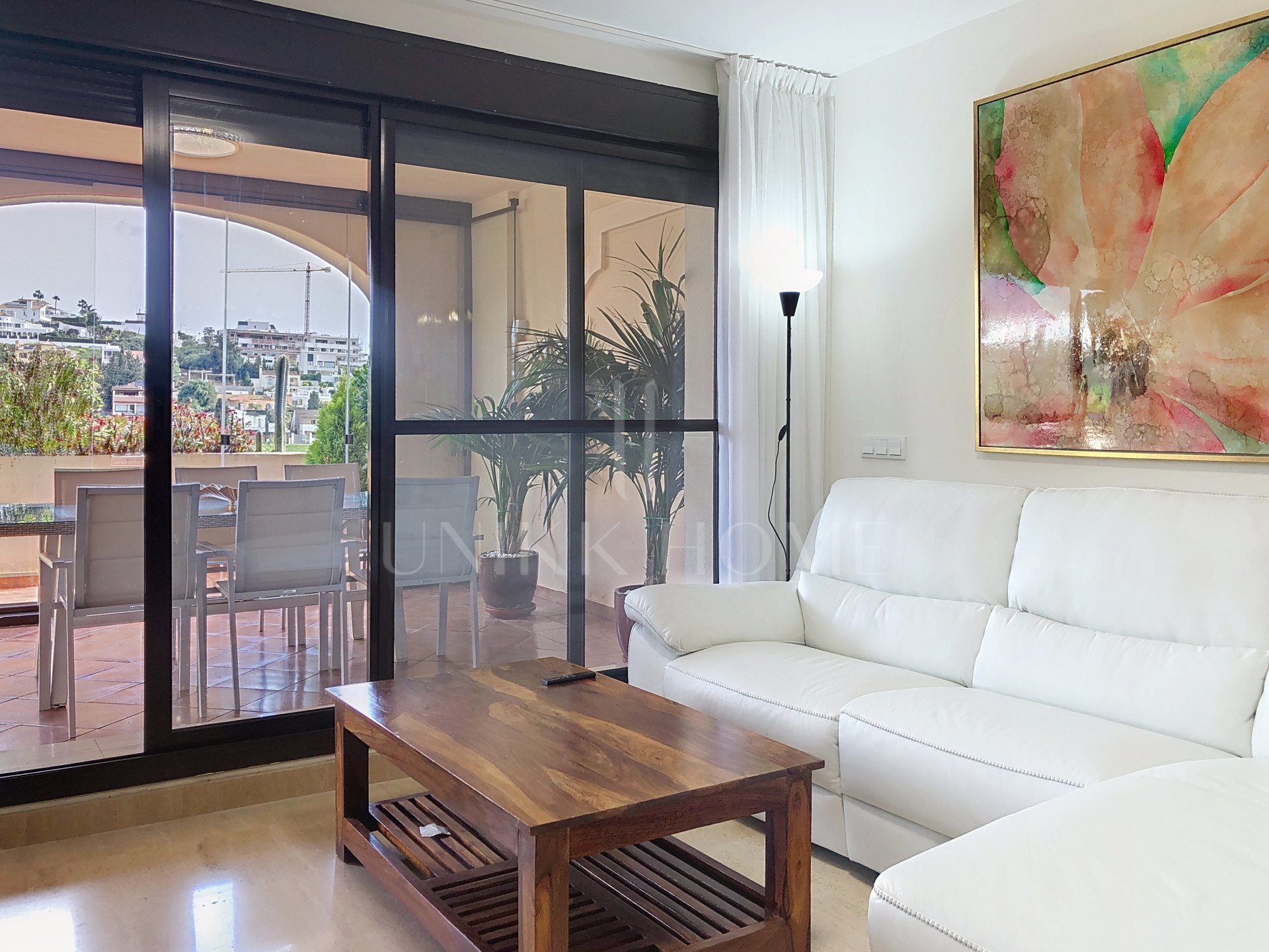 Amplio Apartamento con Altas Calidades y Vistas al Golf, Estepona Oeste