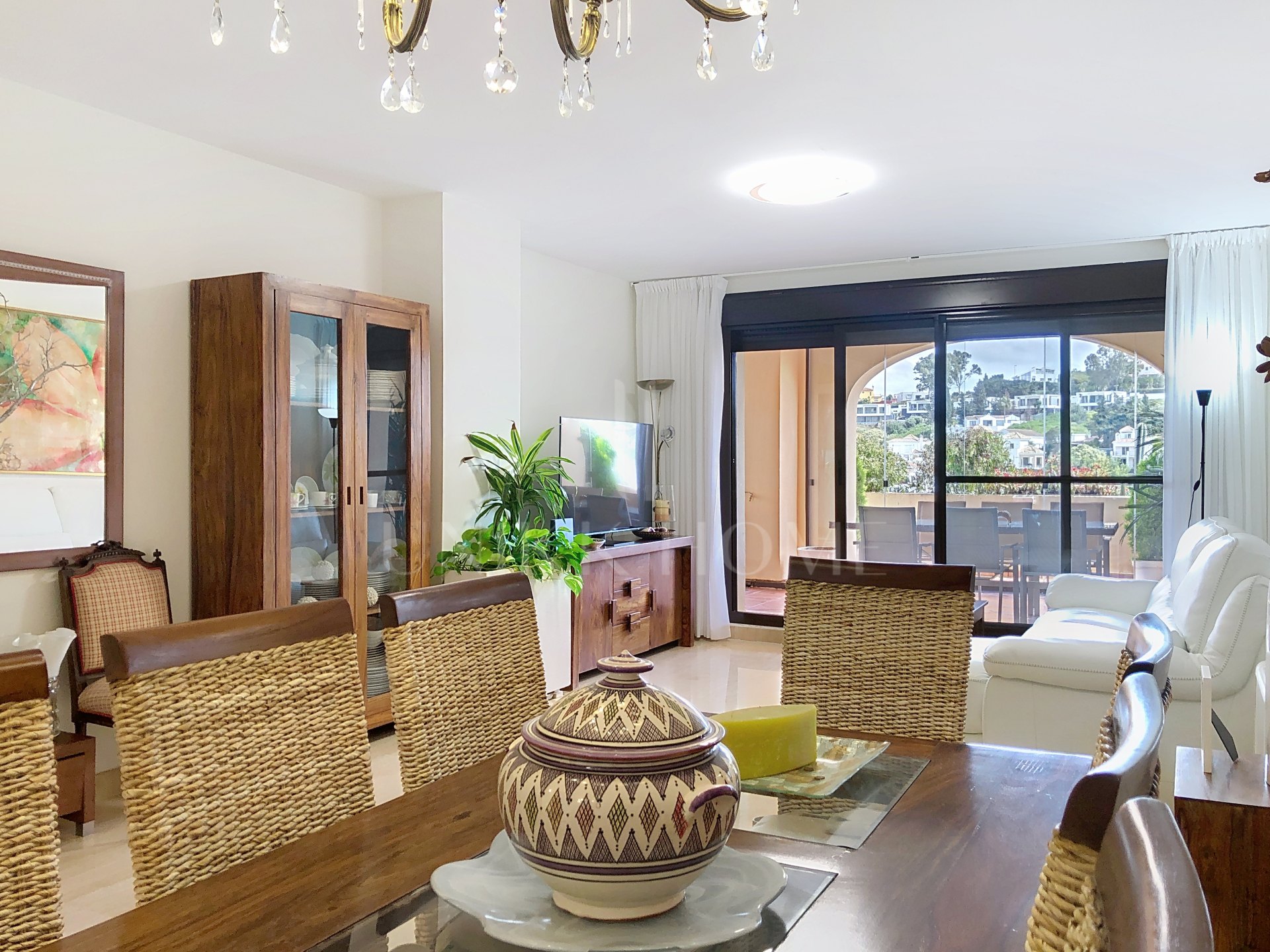 Spacious Apartment with High-Quality Features and Golf Views, Estepona West