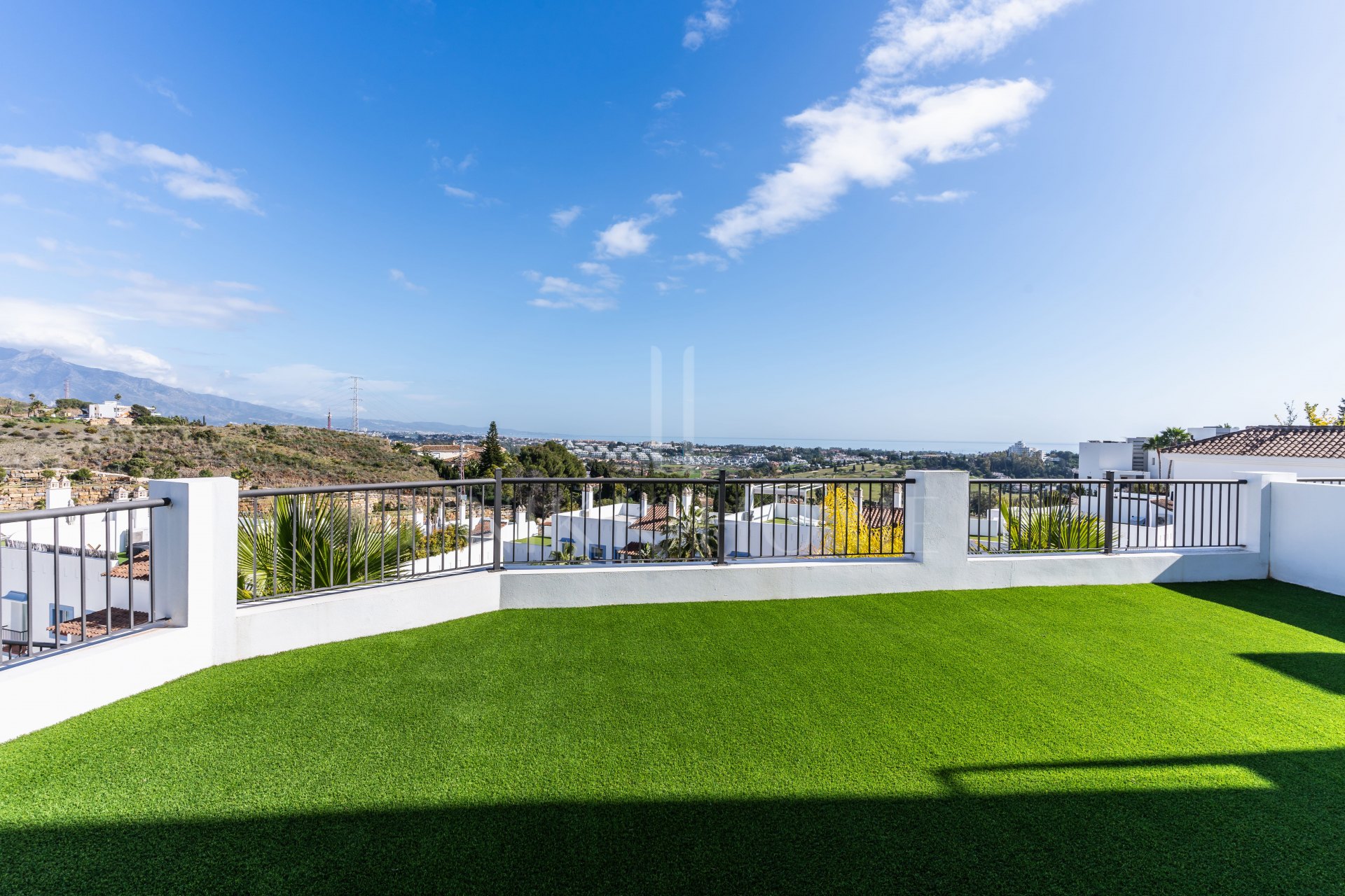 BAJO CON GRAN JARDIN Y VISTAS AL MAR EN PUEBLO ANDALUZ CON SERVICIOS RESORT - BENAHAVIS PARAISO