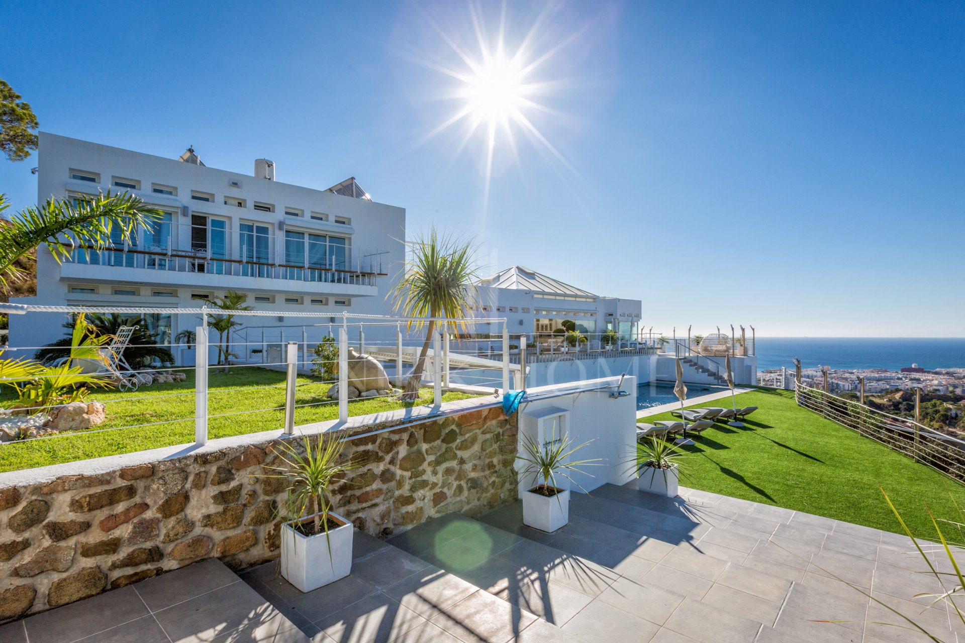 Villa de Lujo con Vistas Panorámicas al Mar en Altos de Estepona