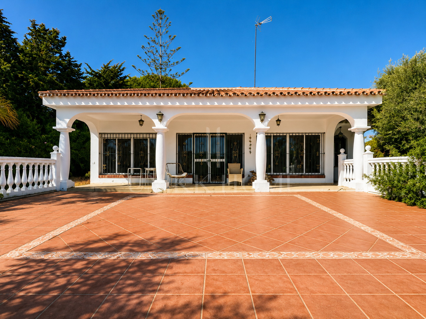 Villa independiente con gran parcela en El Paraíso Medio, Estepona